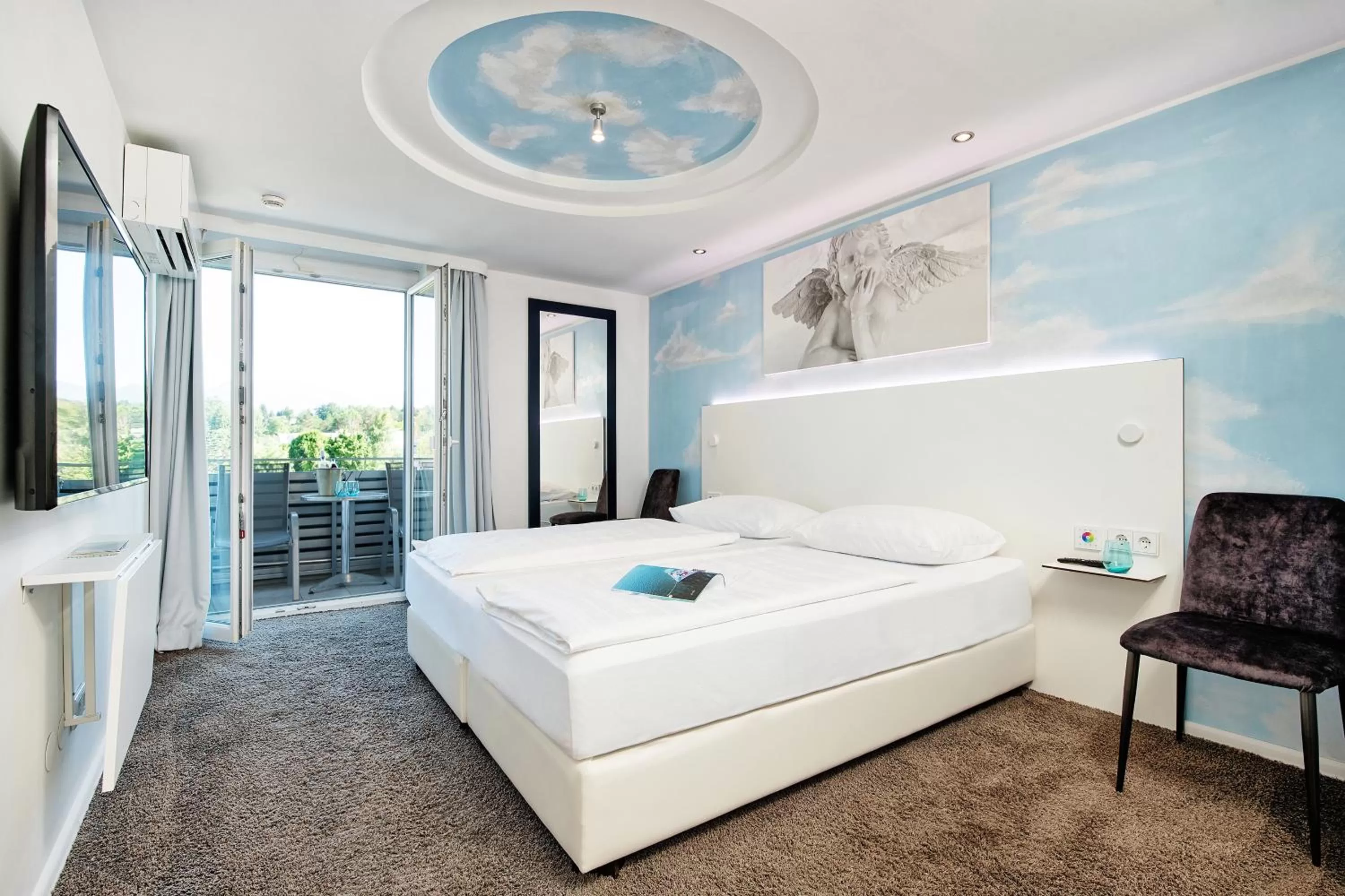 Photo of the whole room in Hotel 24 Checkin Velden