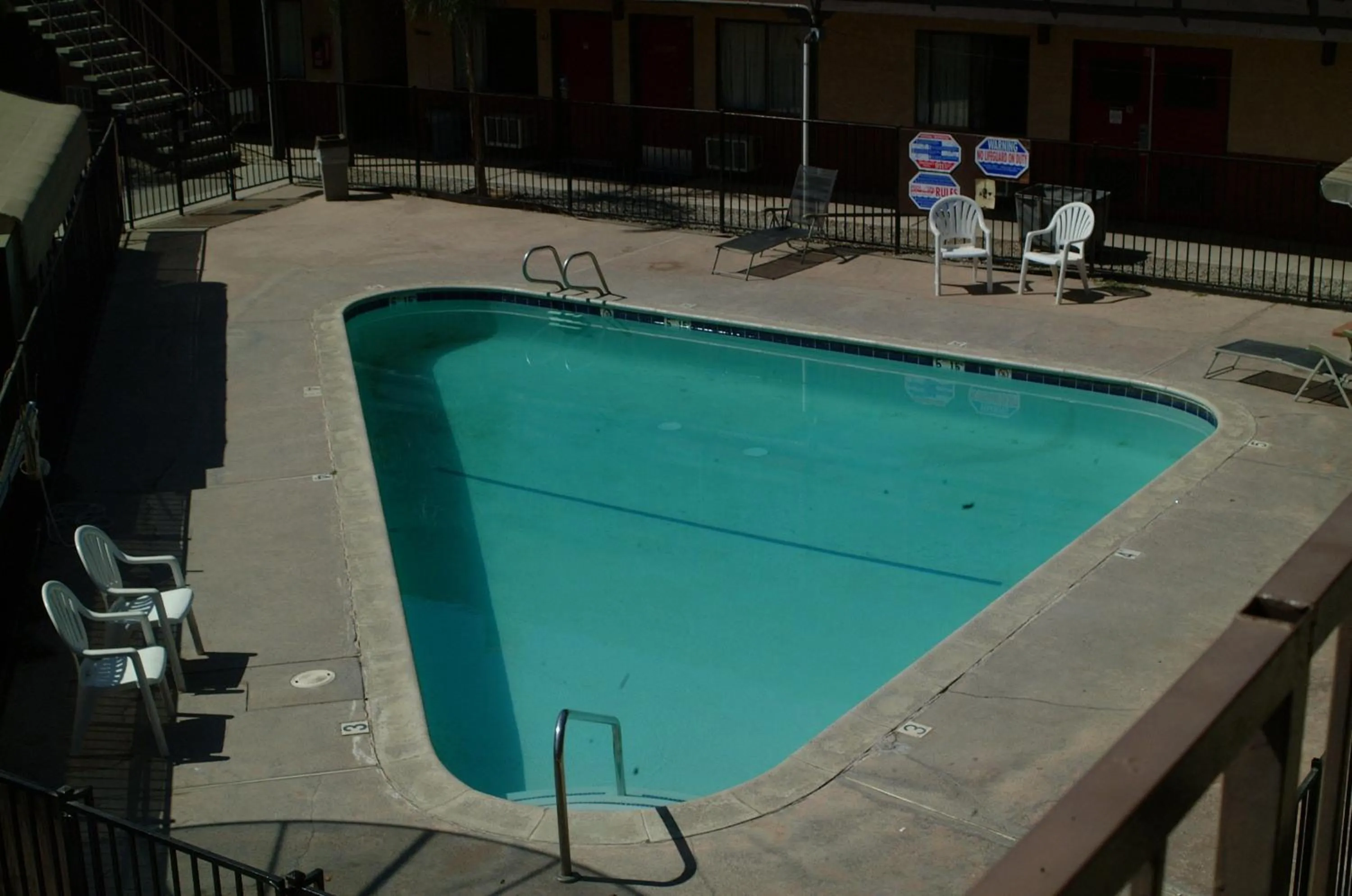 Swimming pool in Best Economy Inn & Suites