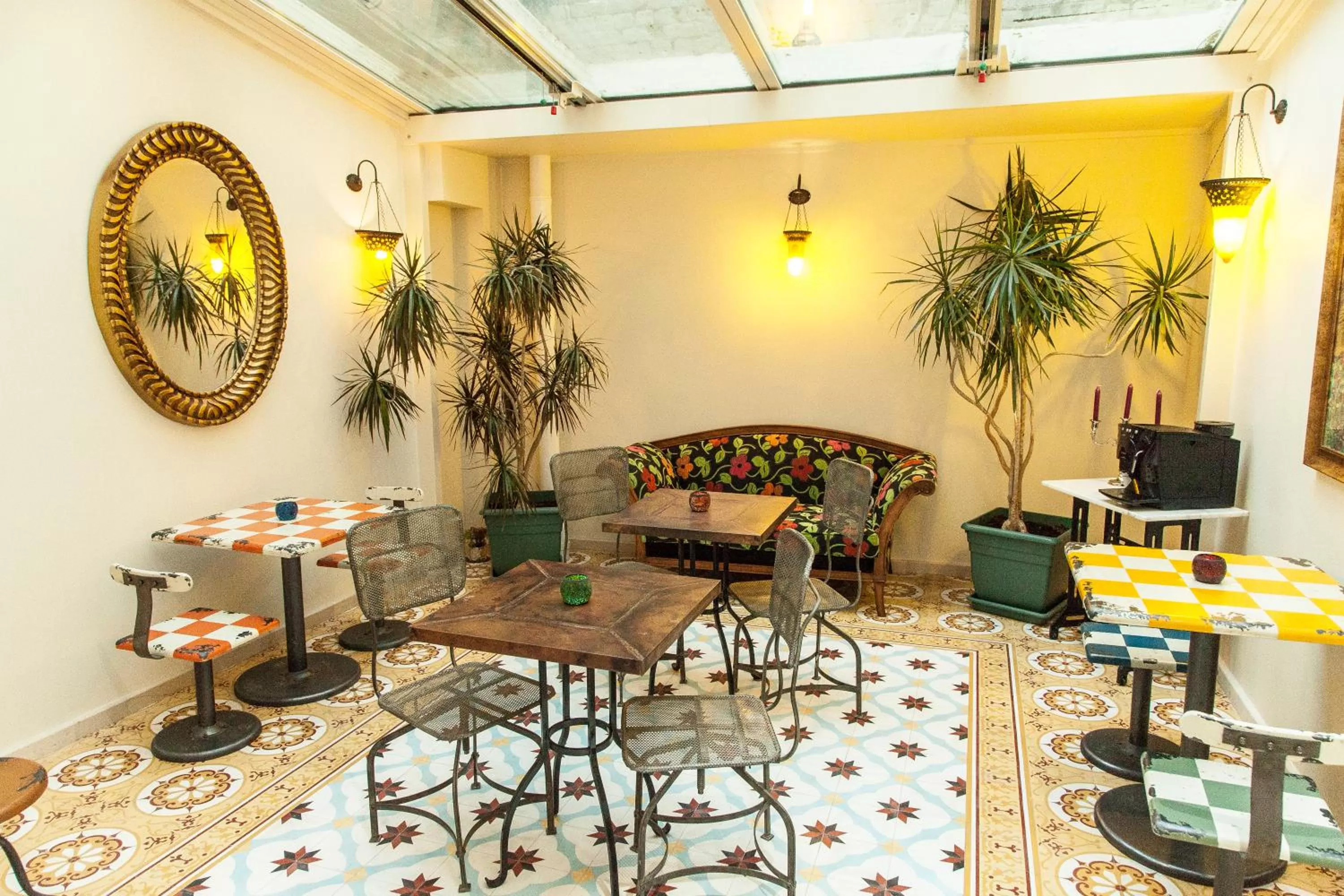 Restaurant/places to eat in Villa Pera Suite Hotel