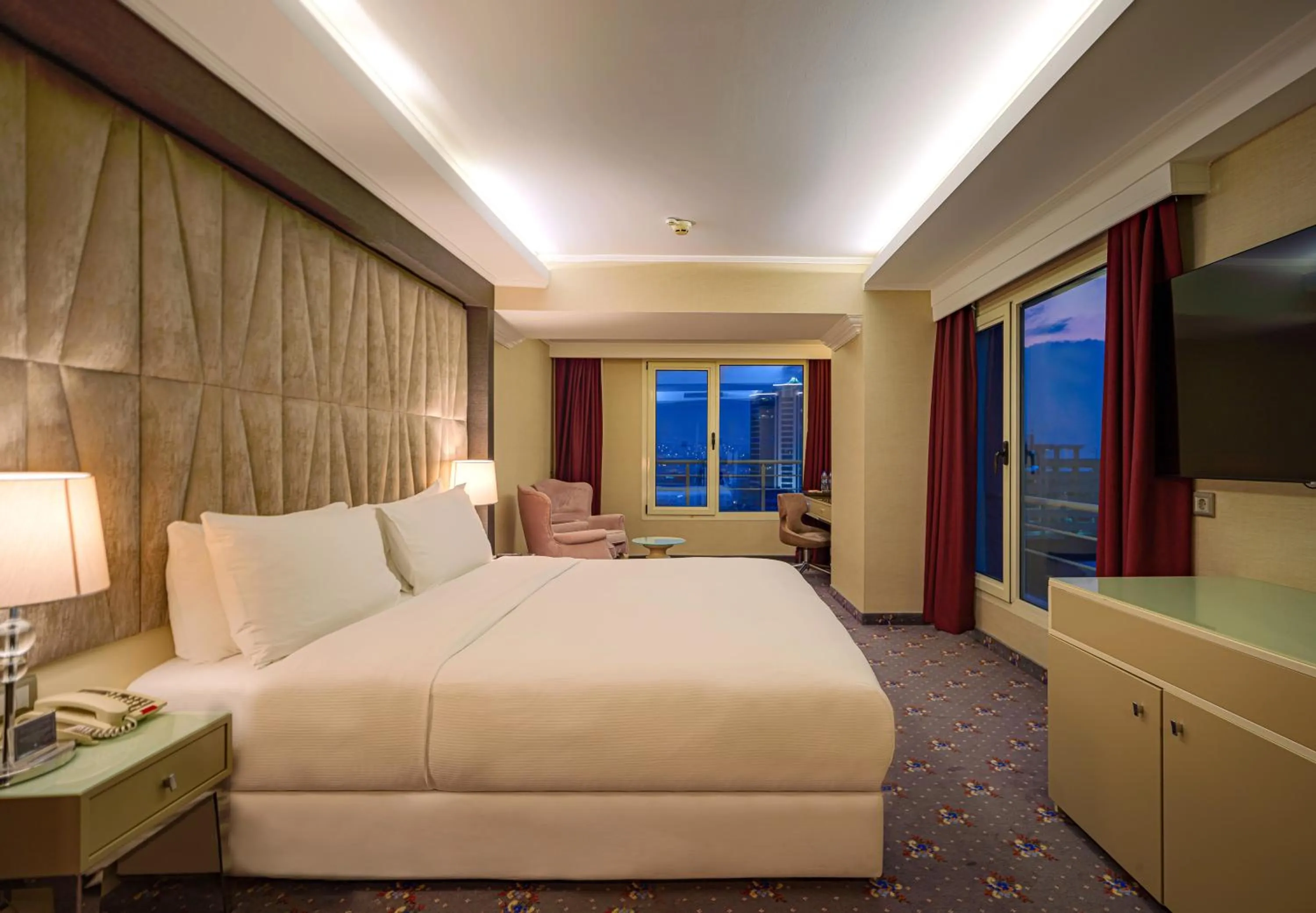 Bed in DoubleTree by Hilton Izmir - Alsancak