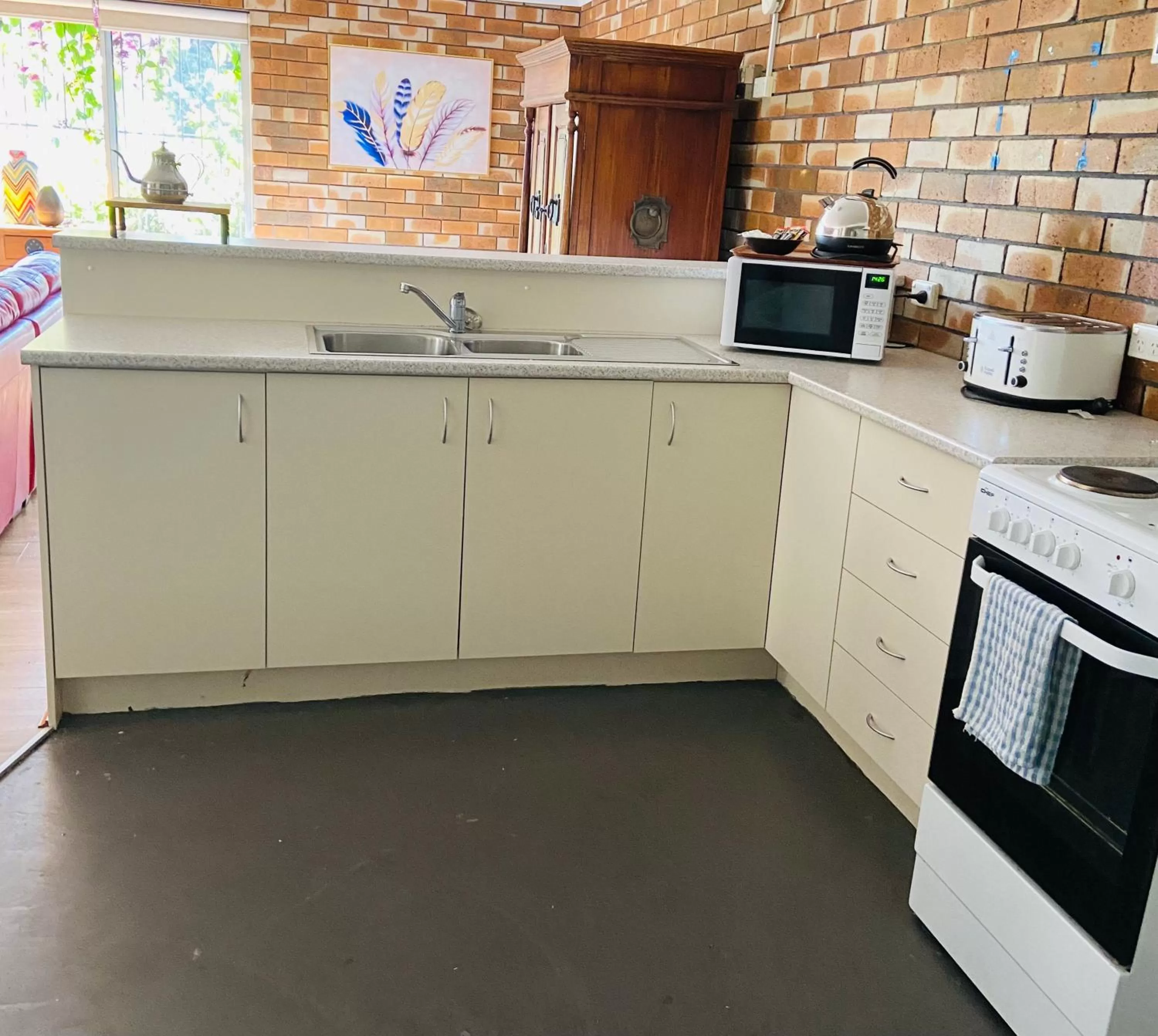 Kitchen/Kitchenette in Ettalong Beach motel