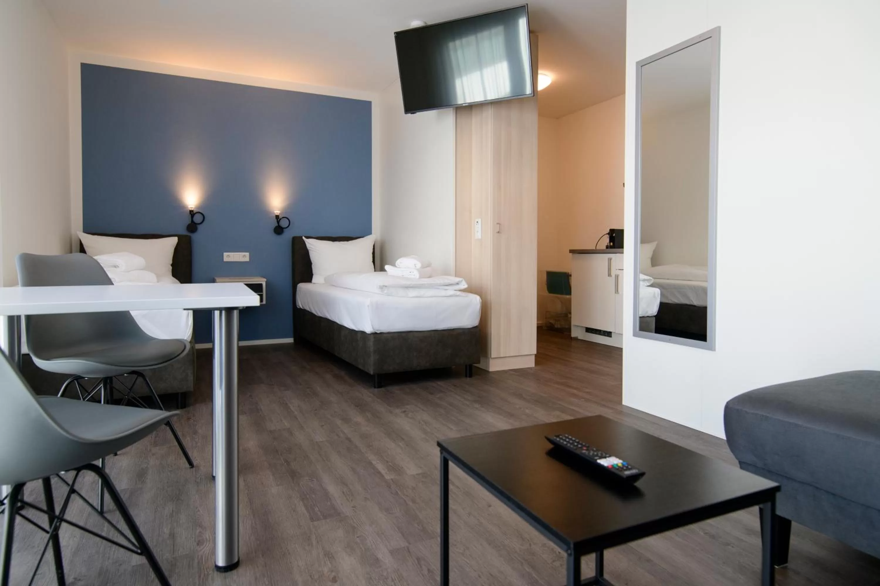 Dining area, Bed in Smart & Stay Aparthotel Saarbrücken Süd - Self-Check-In - Free Parking