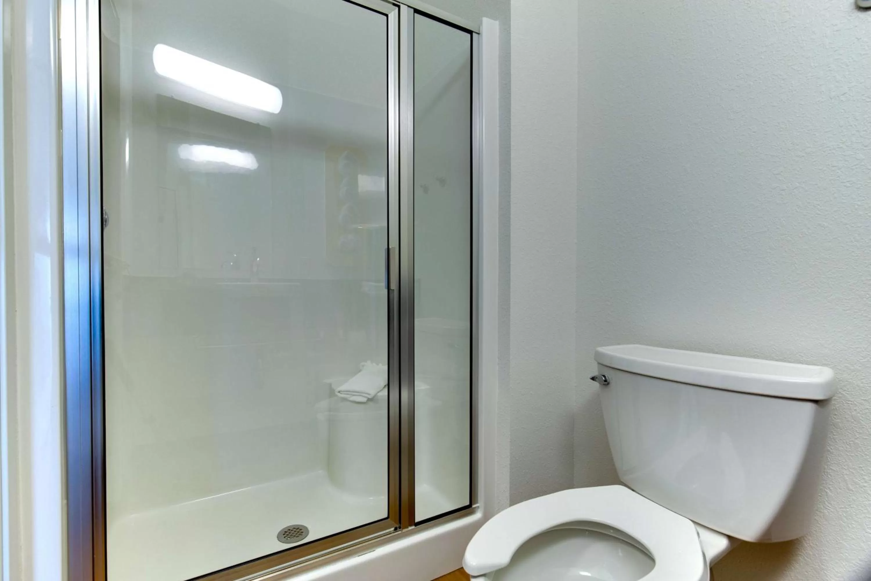 Photo of the whole room in Motel 6 Poplar Bluff, MO