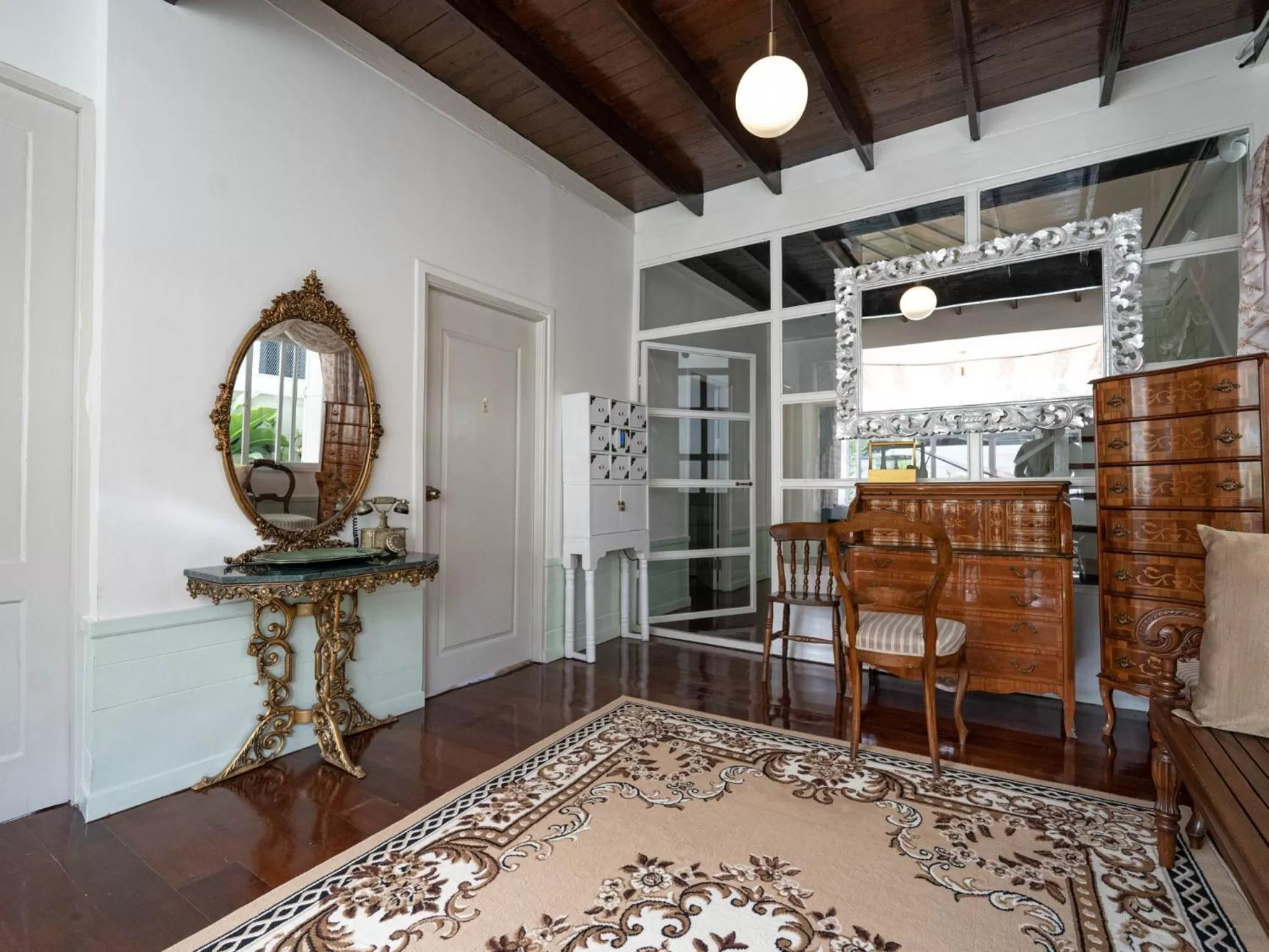 Inner courtyard view in RoomQuest Rim Praya Dinsor Road