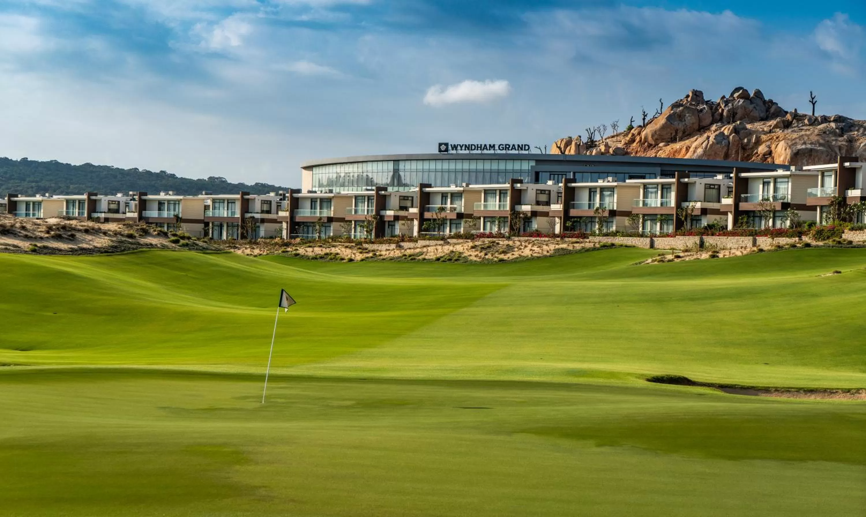 Golfcourse in Wyndham Grand KN Paradise Cam Ranh