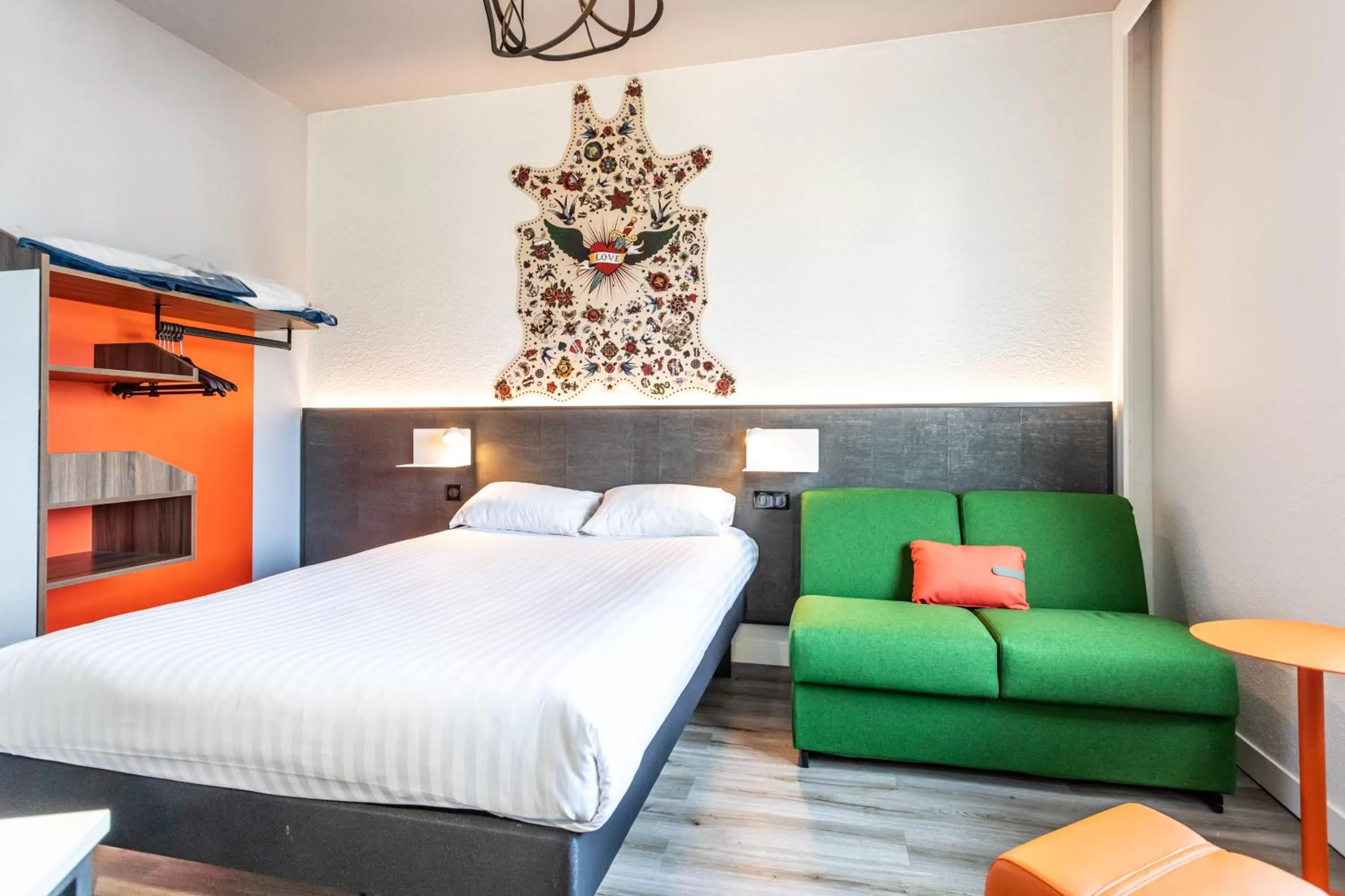 Bed in Hôtel The Originals City Le Berry - proche centre-ville - Gare - parking - recharge véhicule