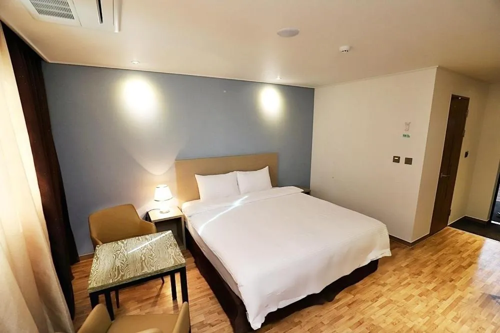 Bedroom, Bed in Sea Moon Tourist Hotel