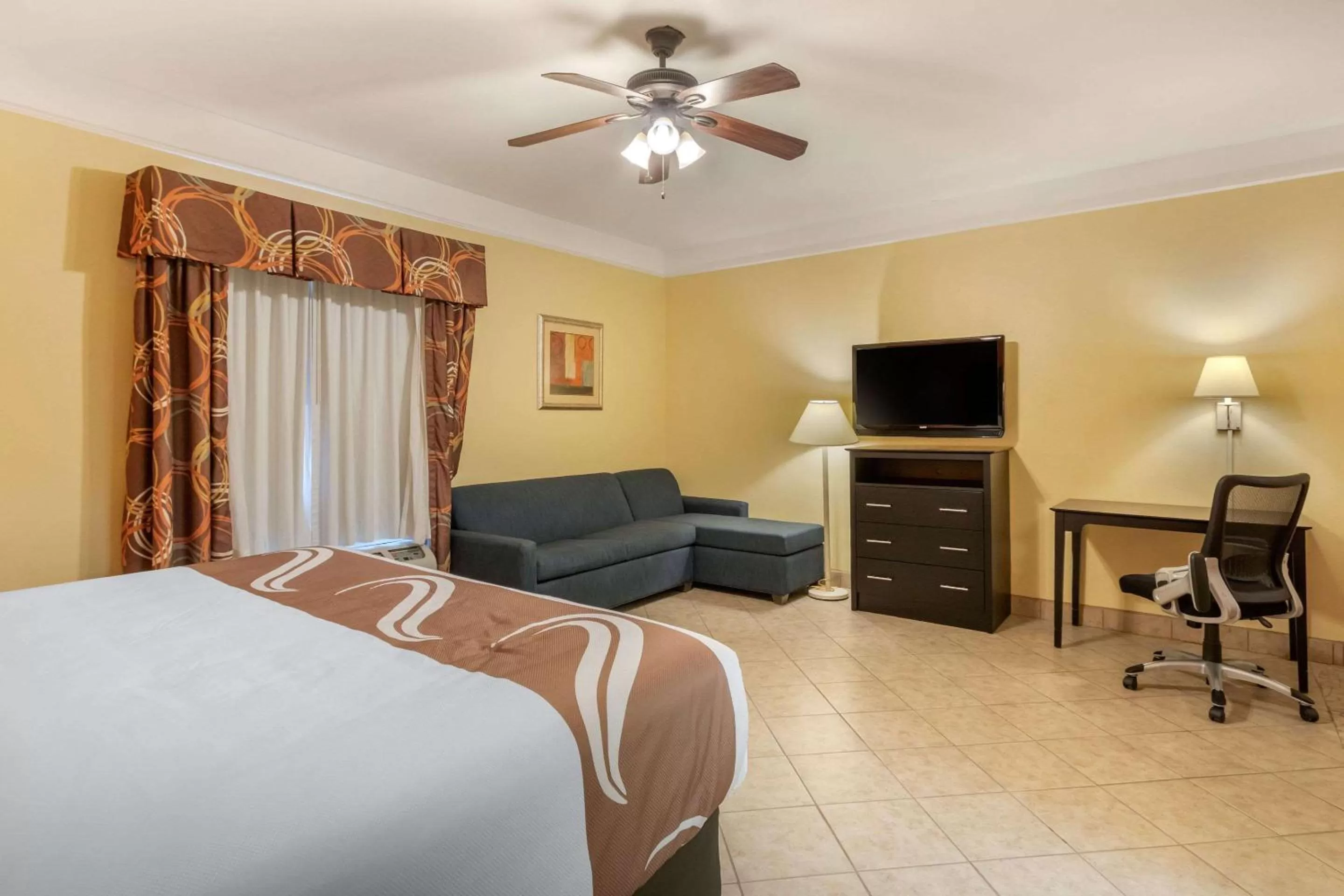 Photo of the whole room, Bed in Quality Inn & Suites at The Outlets Mercedes-Weslaco