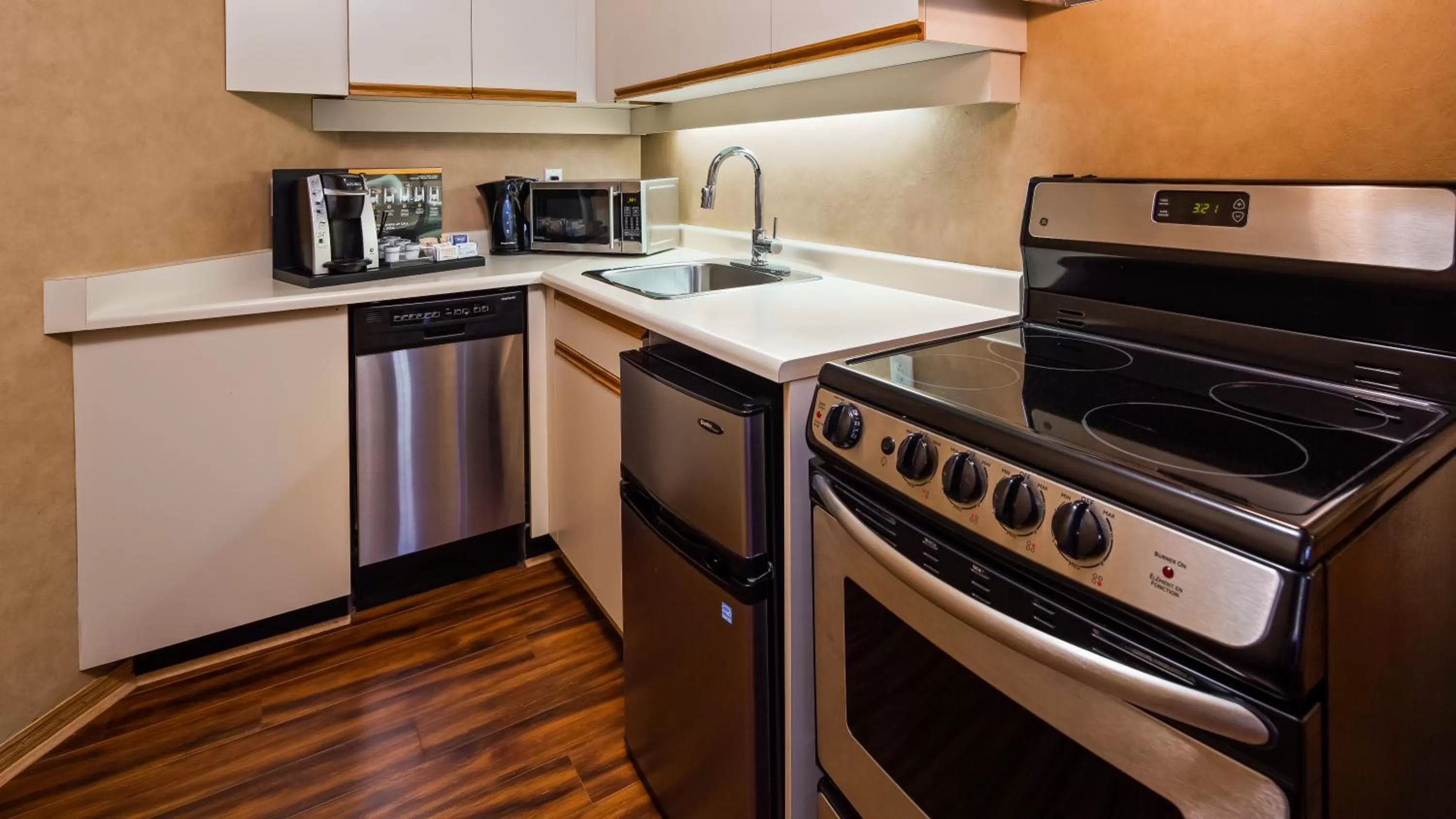 Kitchen or kitchenette in Best Western Plus Emerald Isle Hotel
