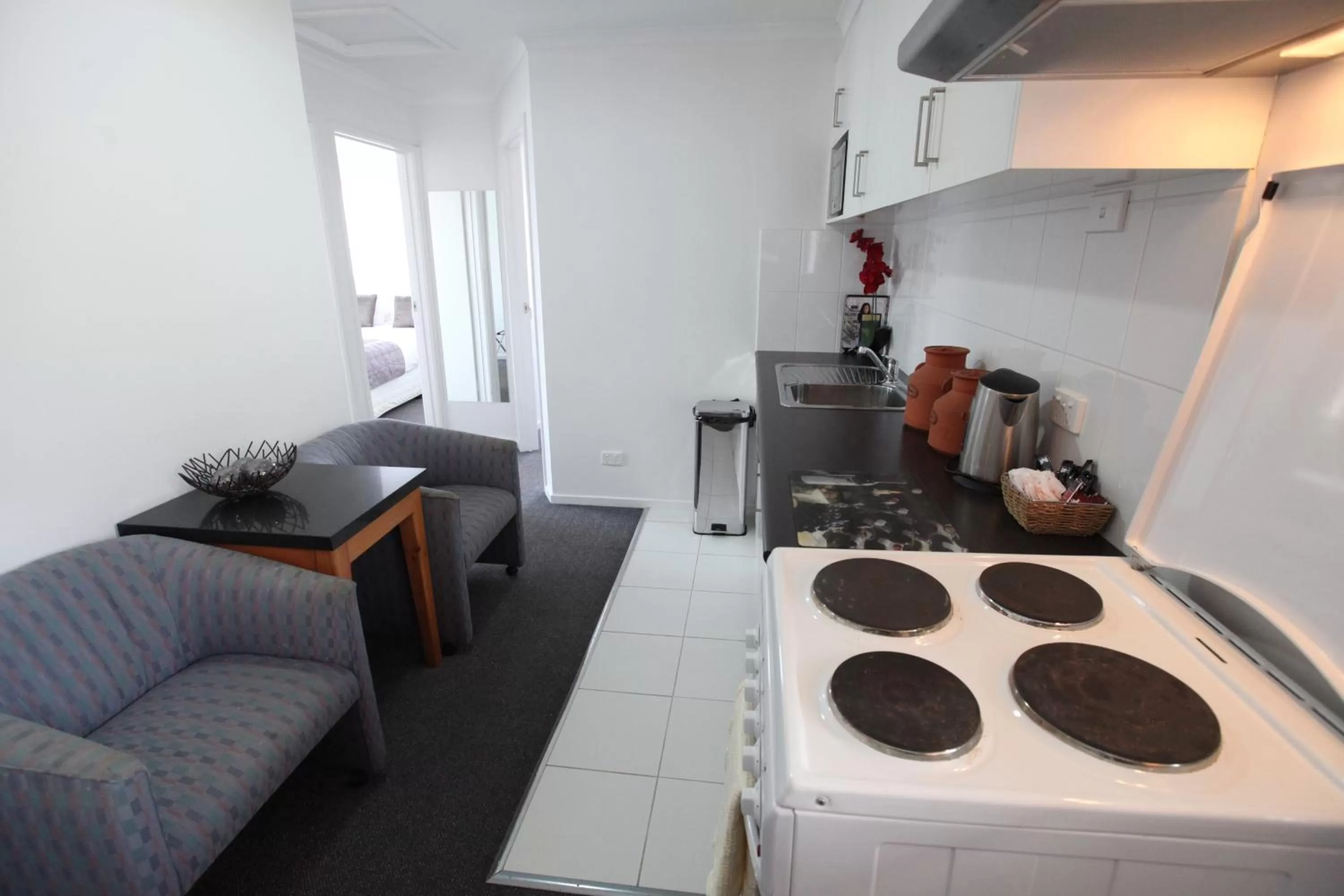 Kitchen/Kitchenette in Mornington Motel