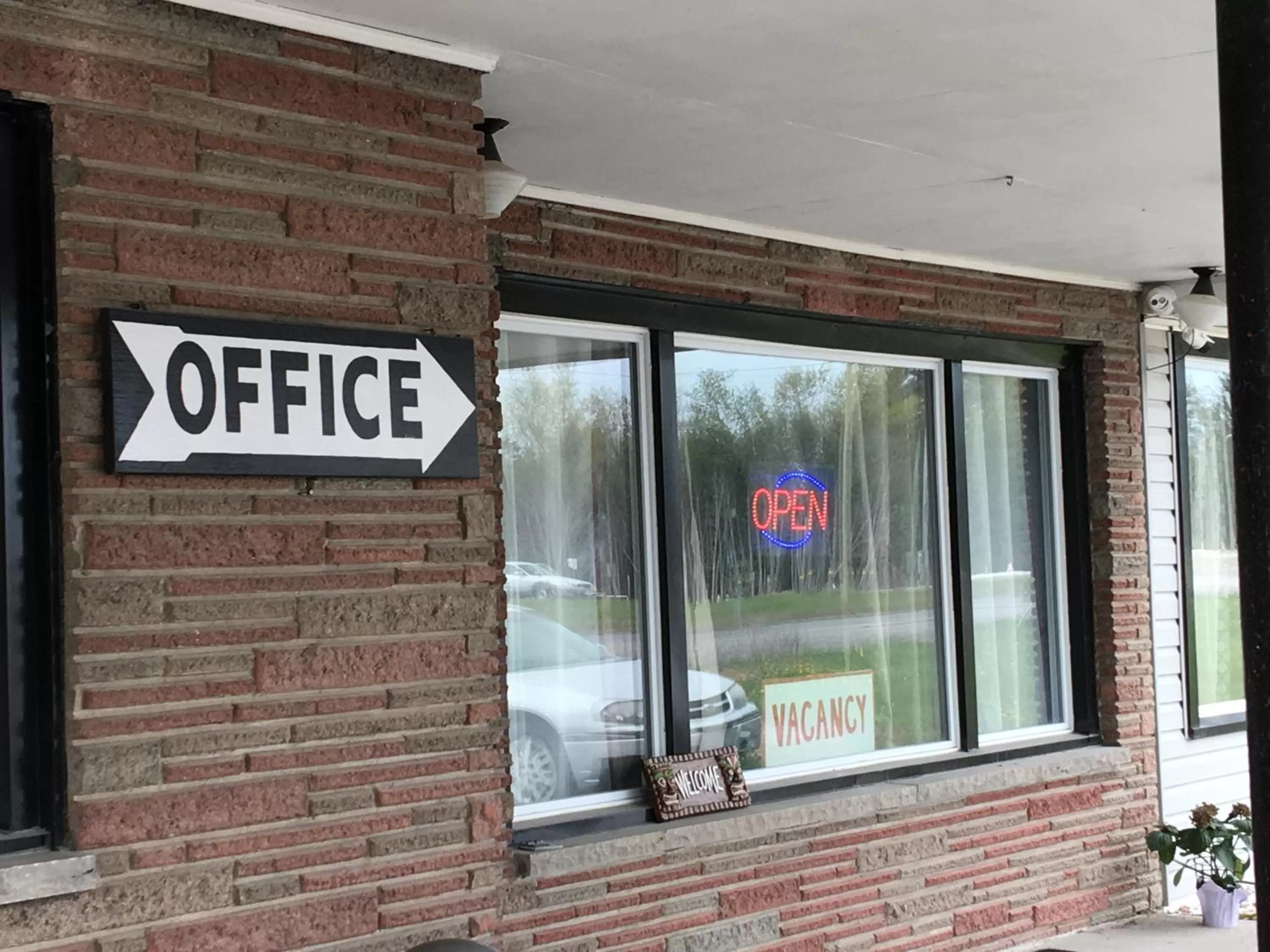Facade/entrance in Knights Inn Cobourg