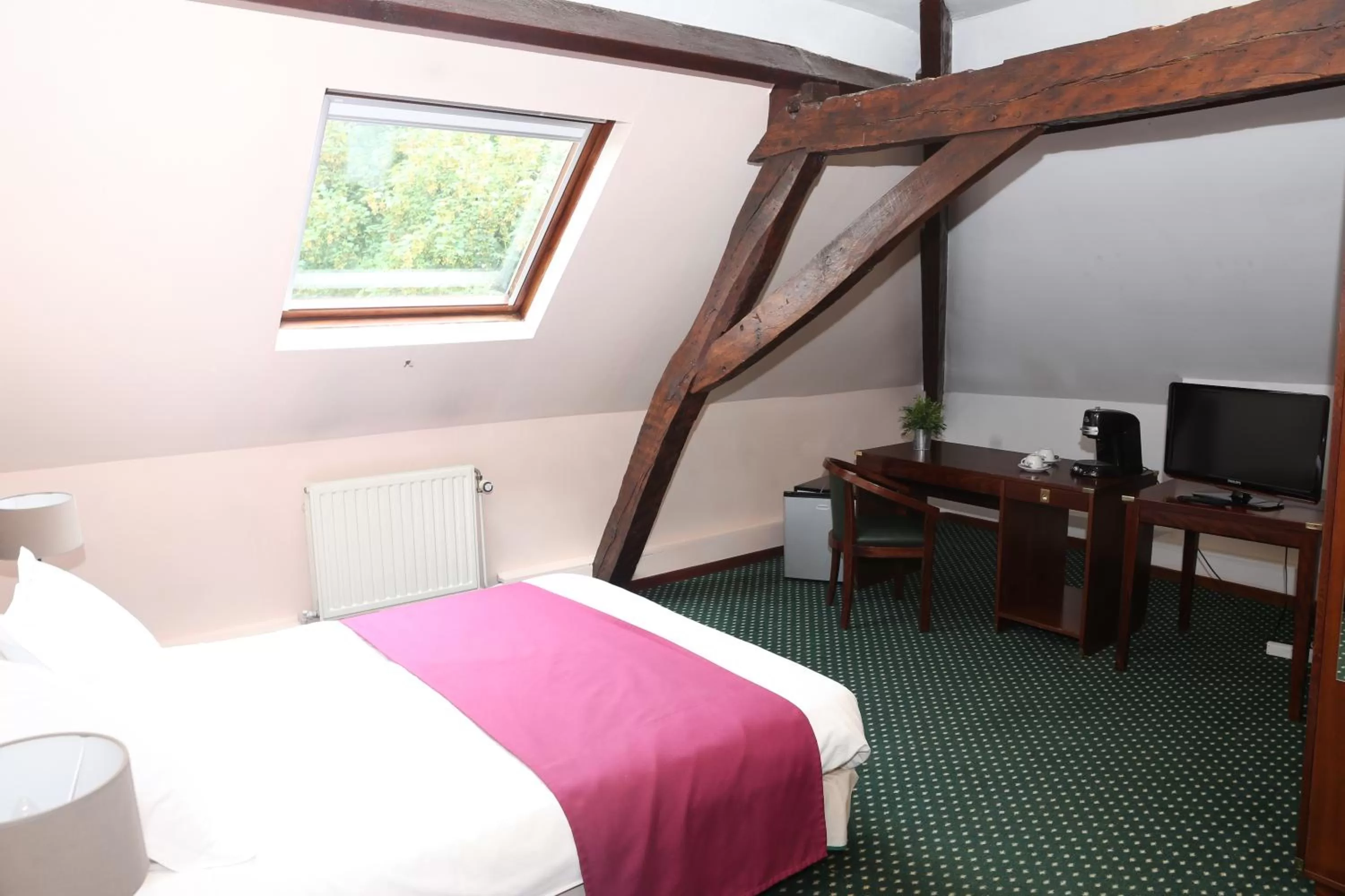 Bedroom, Bed in Hôtel Le Monte-Cristo