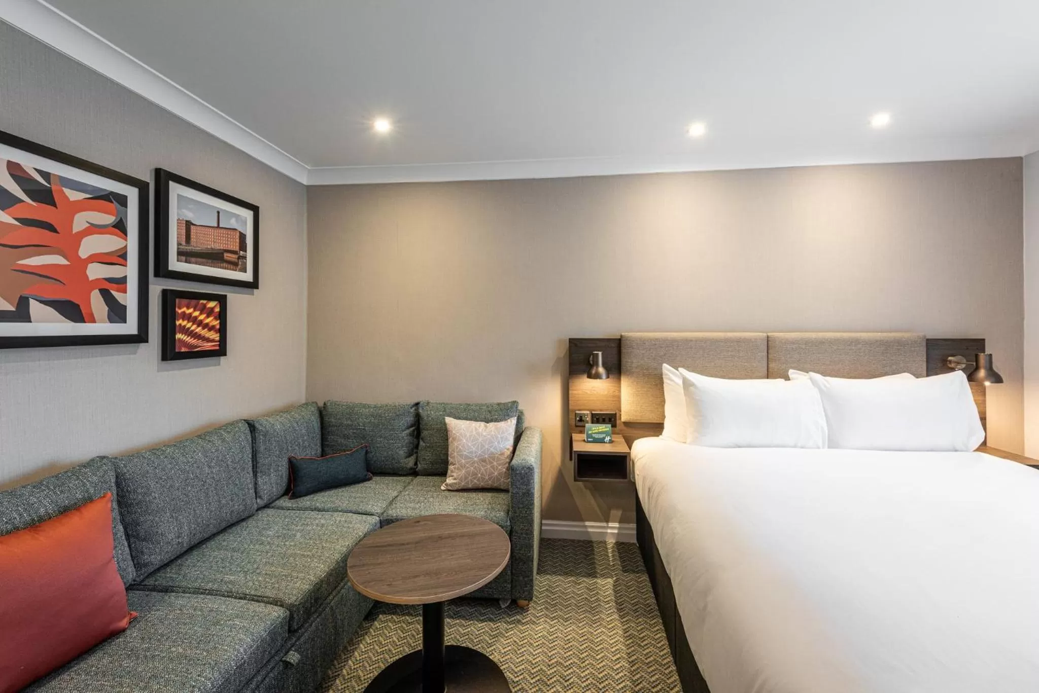 Photo of the whole room, Bed in Holiday Inn - Manchester - Oldham by IHG