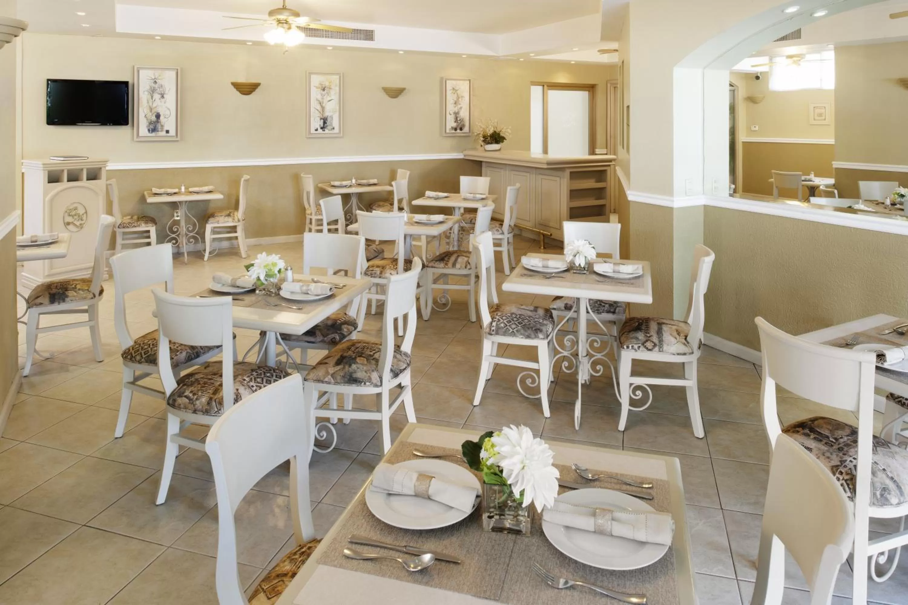 Restaurant/places to eat in Hotel & Suites Quinta Magna
