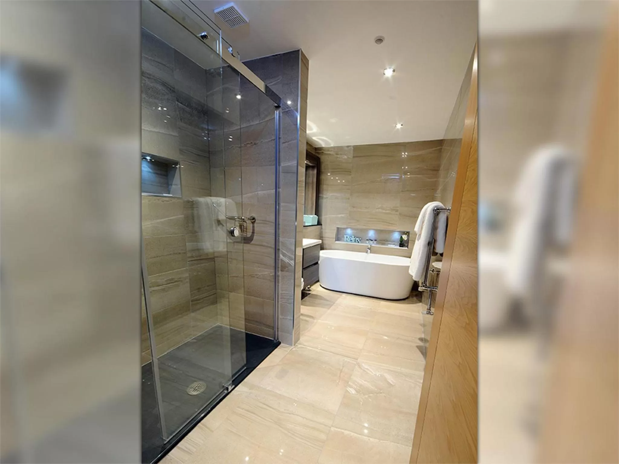 Shower, Bed in Flannery's Hotel