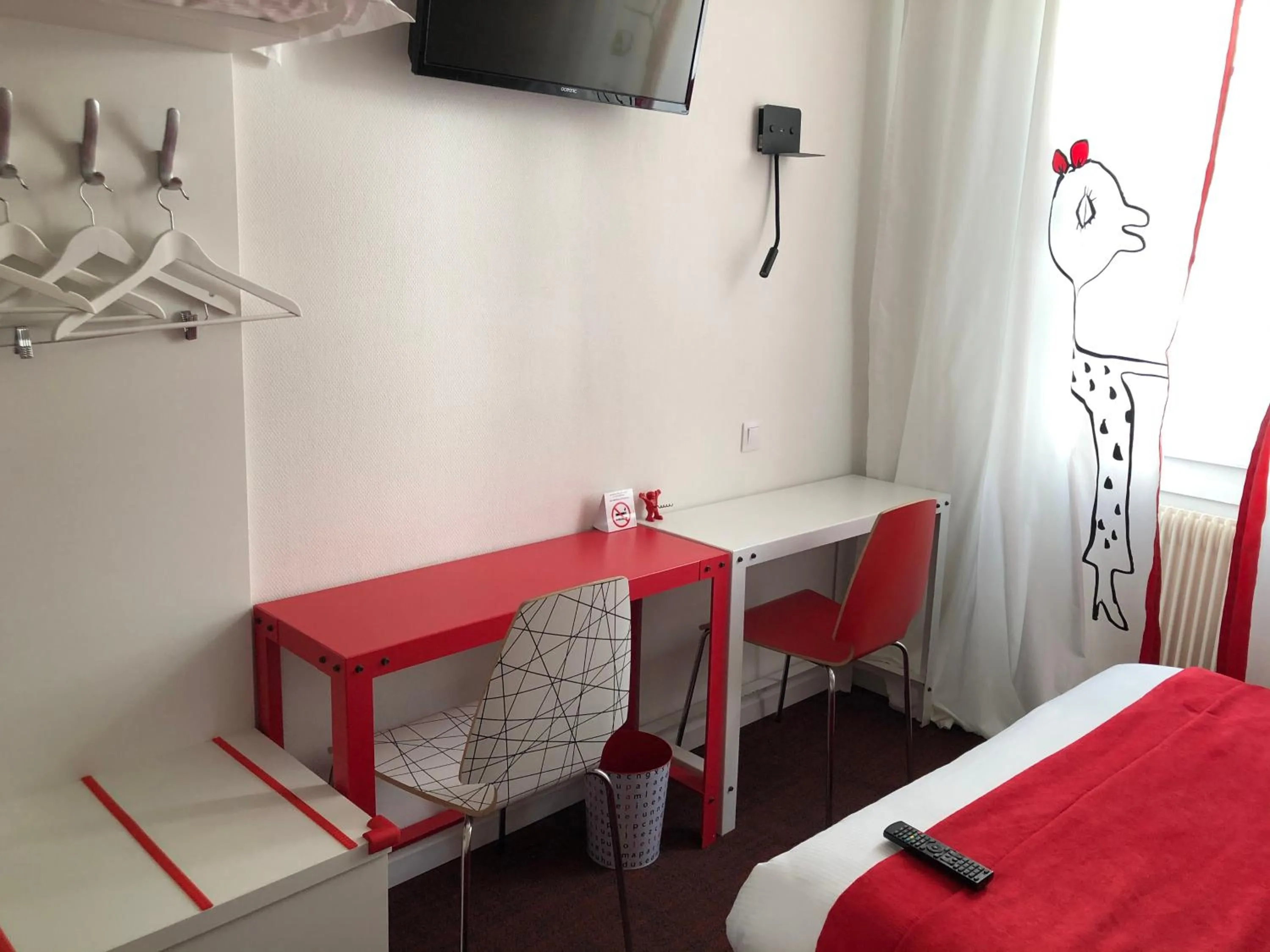 Seating area, Bed in Hôtel Concorde