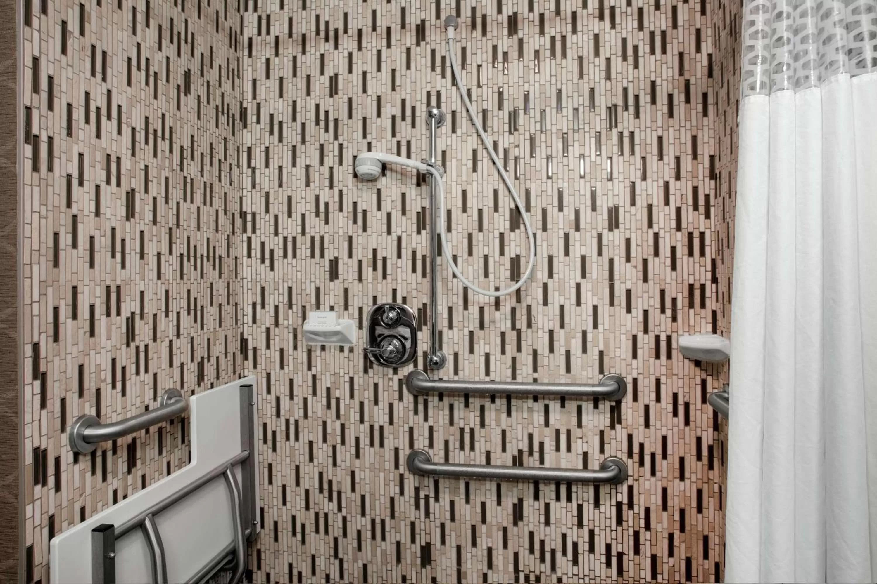 King accessible Room with Bathtub- Non-Smoking in Hampton Inn Philadelphia/Voorhees