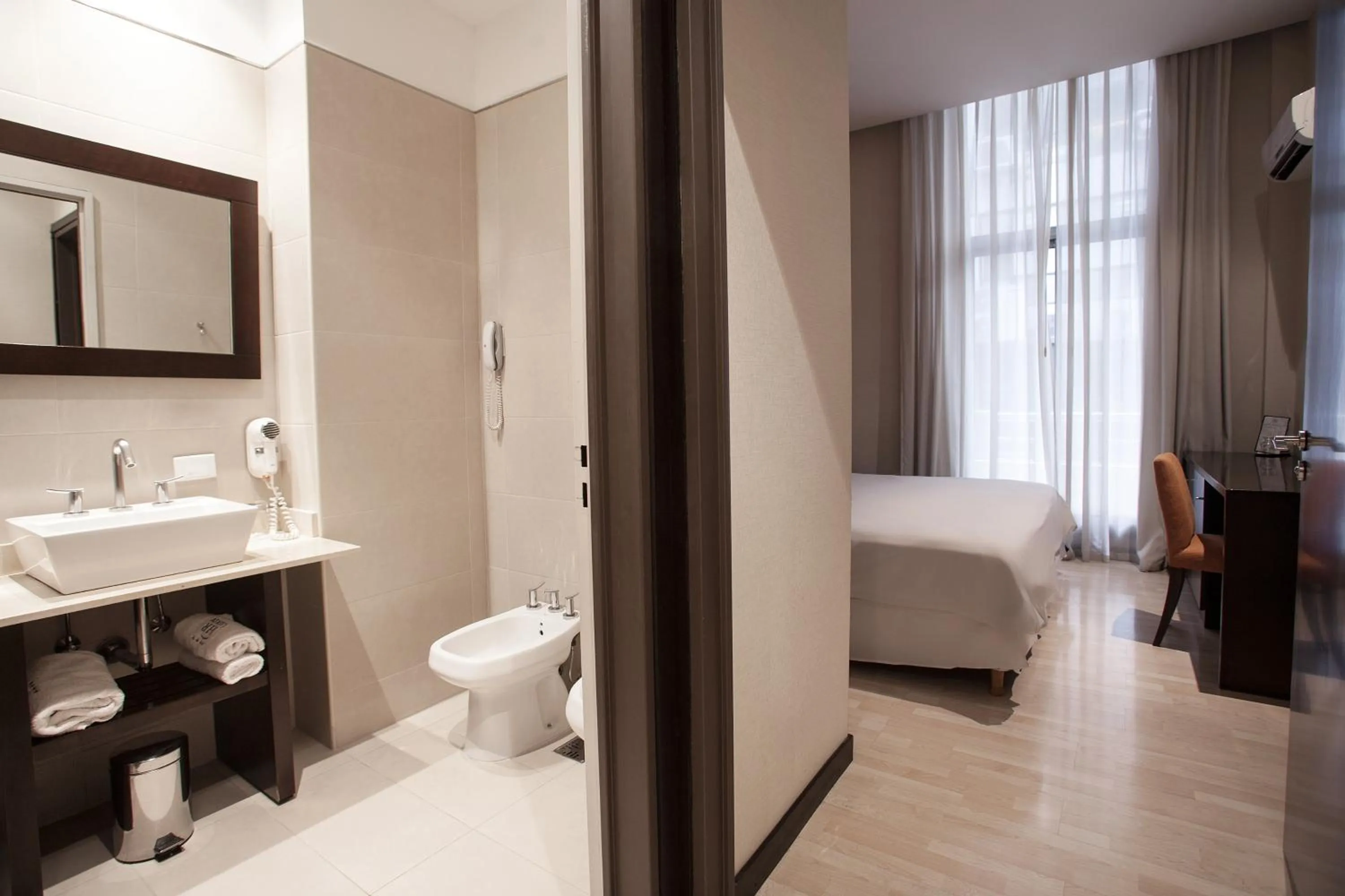 Bathroom, Bed in HR Luxor Hotel Buenos Aires