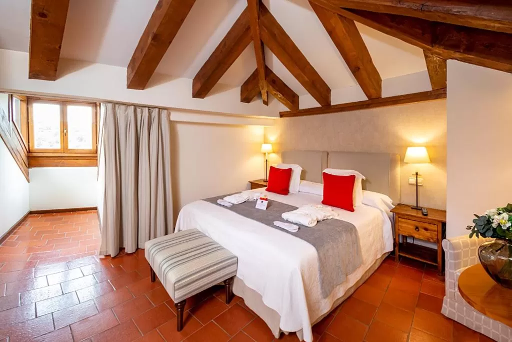 Photo of the whole room, Bed in Hospederia de Santo Domingo