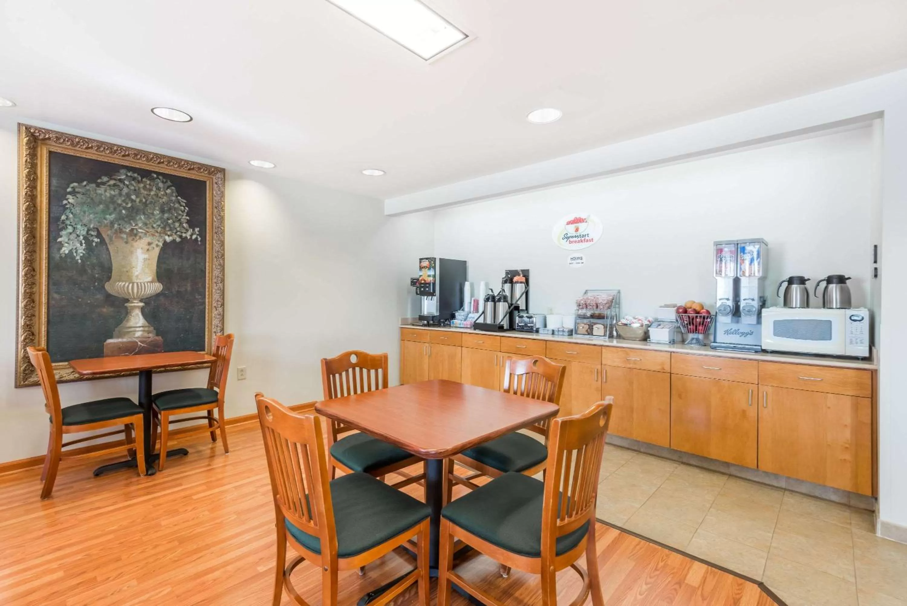 Restaurant/places to eat in Super 8 by Wyndham Hagerstown/Halfway Area