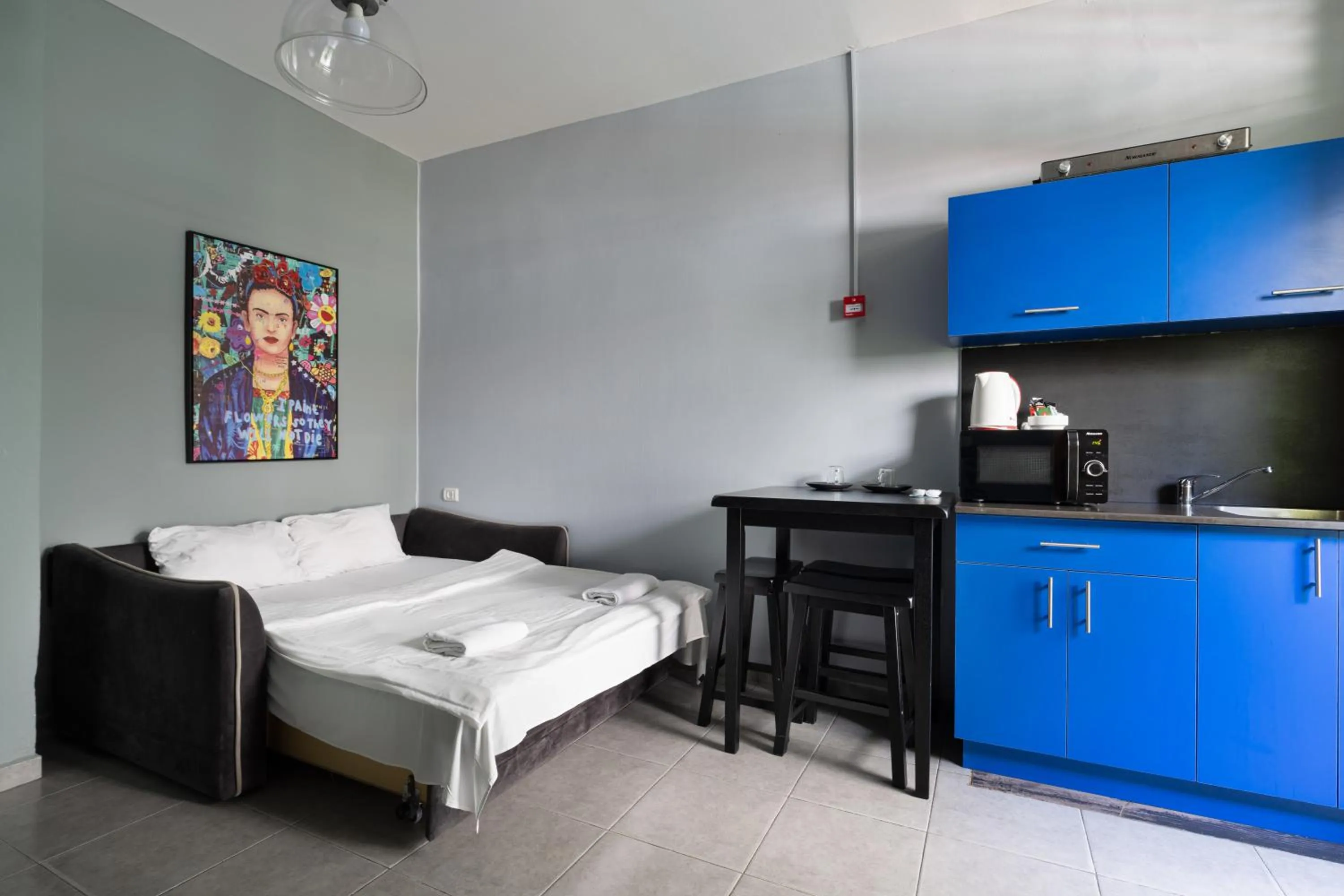 Kitchen or kitchenette, Bed in Liber Tel Aviv Sea Shore Suites BY RAPHAEL HOTELS