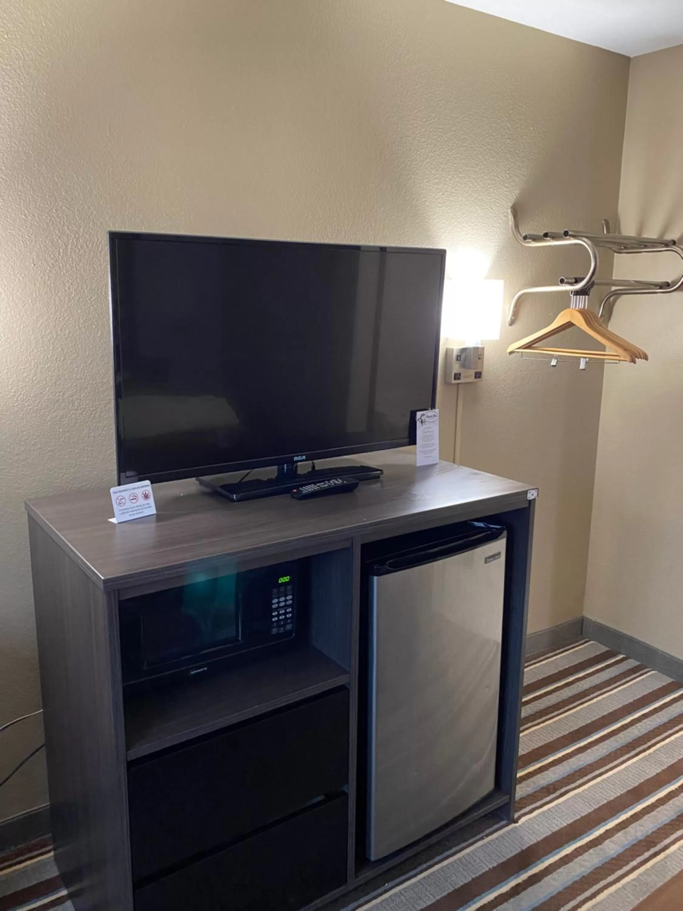 TV and multimedia in Super 8 by Wyndham Independence KS