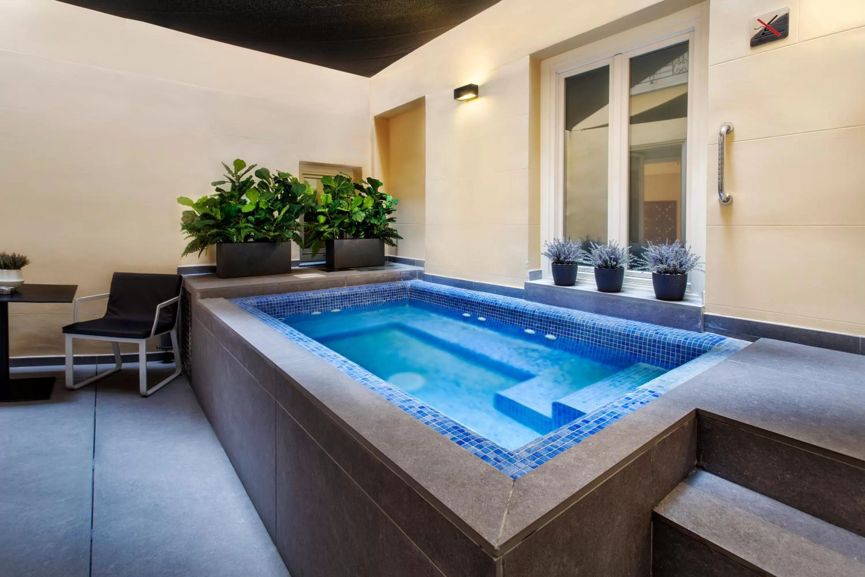 Swimming pool in Catalonia Plaza Mayor