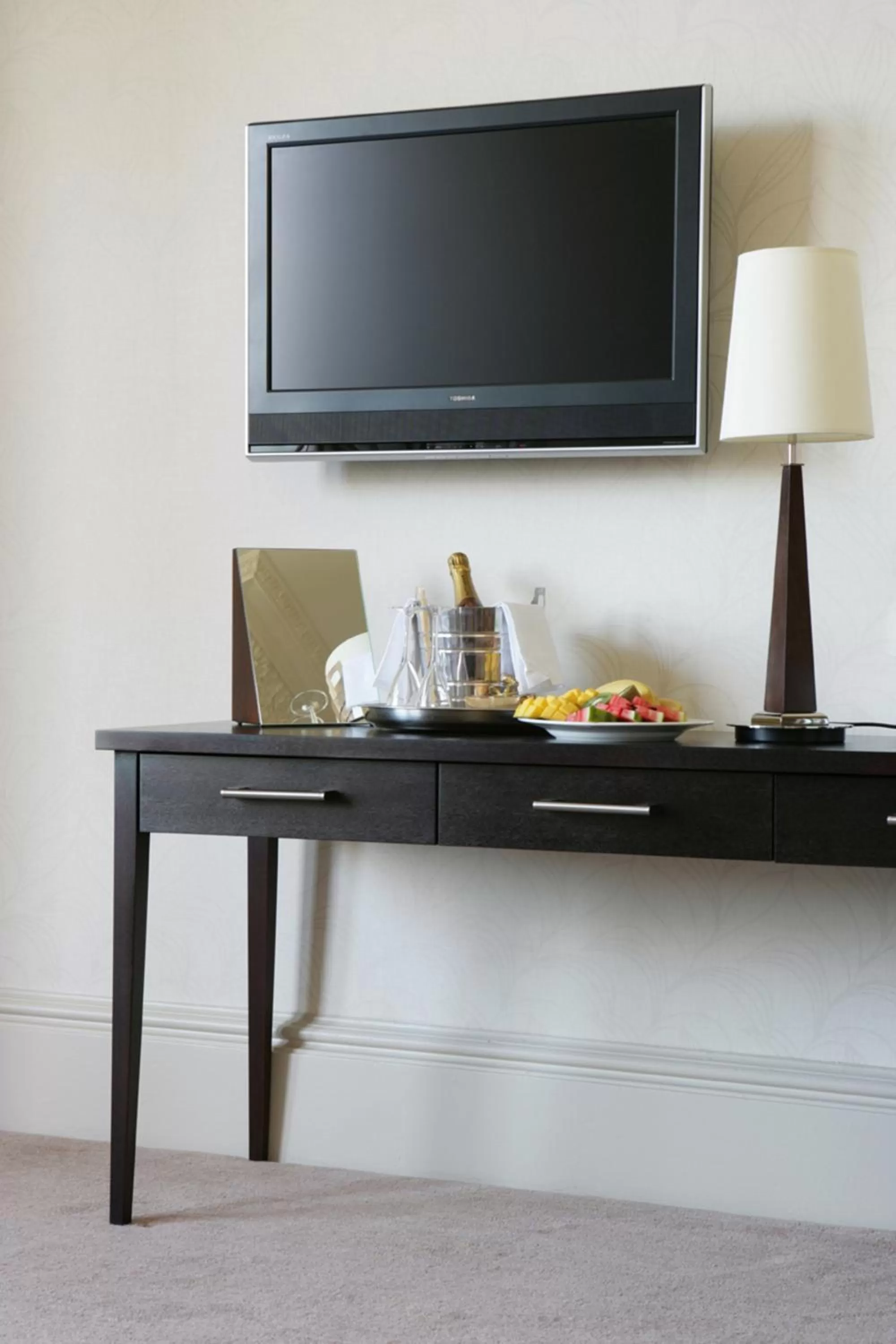 TV and multimedia in Nether Abbey Hotel