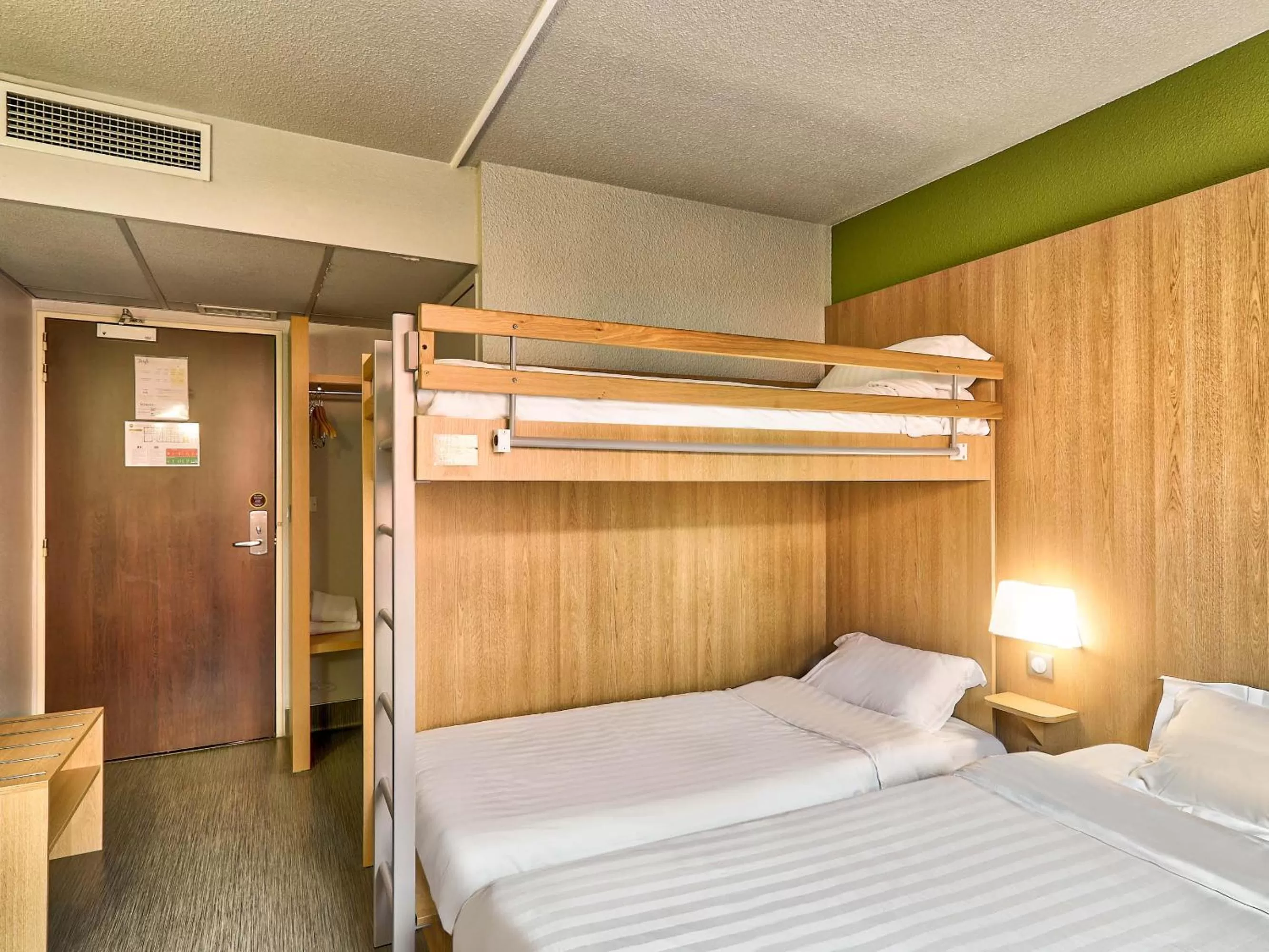 Bedroom, Bed in B&B HOTEL Clermont-Ferrand Sud Aubière