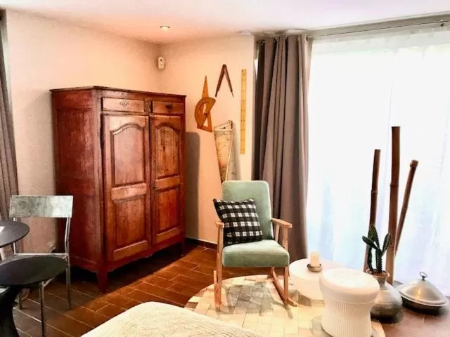 Dining area in La cactée singulière