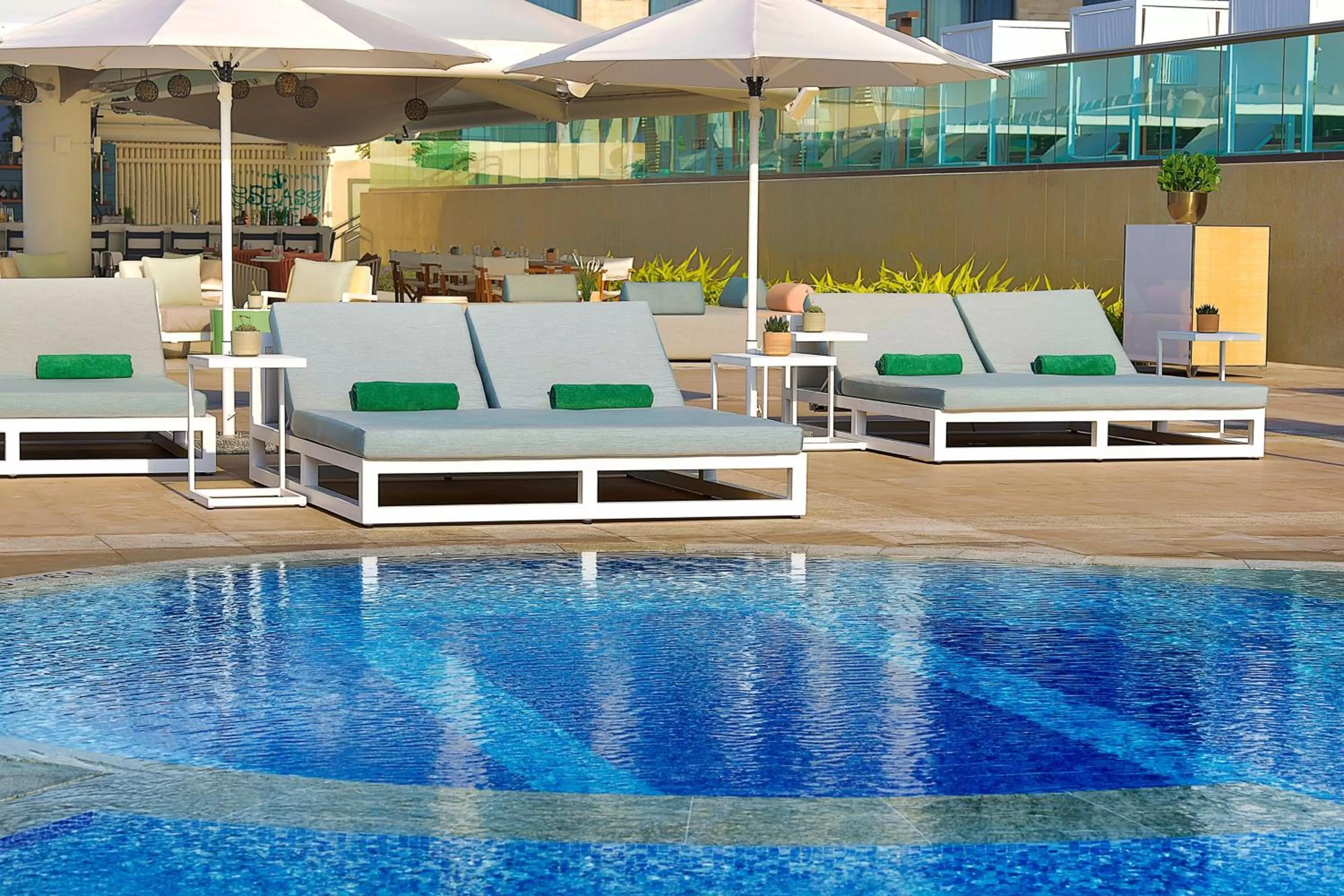 Swimming pool in Marriott Resort Palm Jumeirah, Dubai