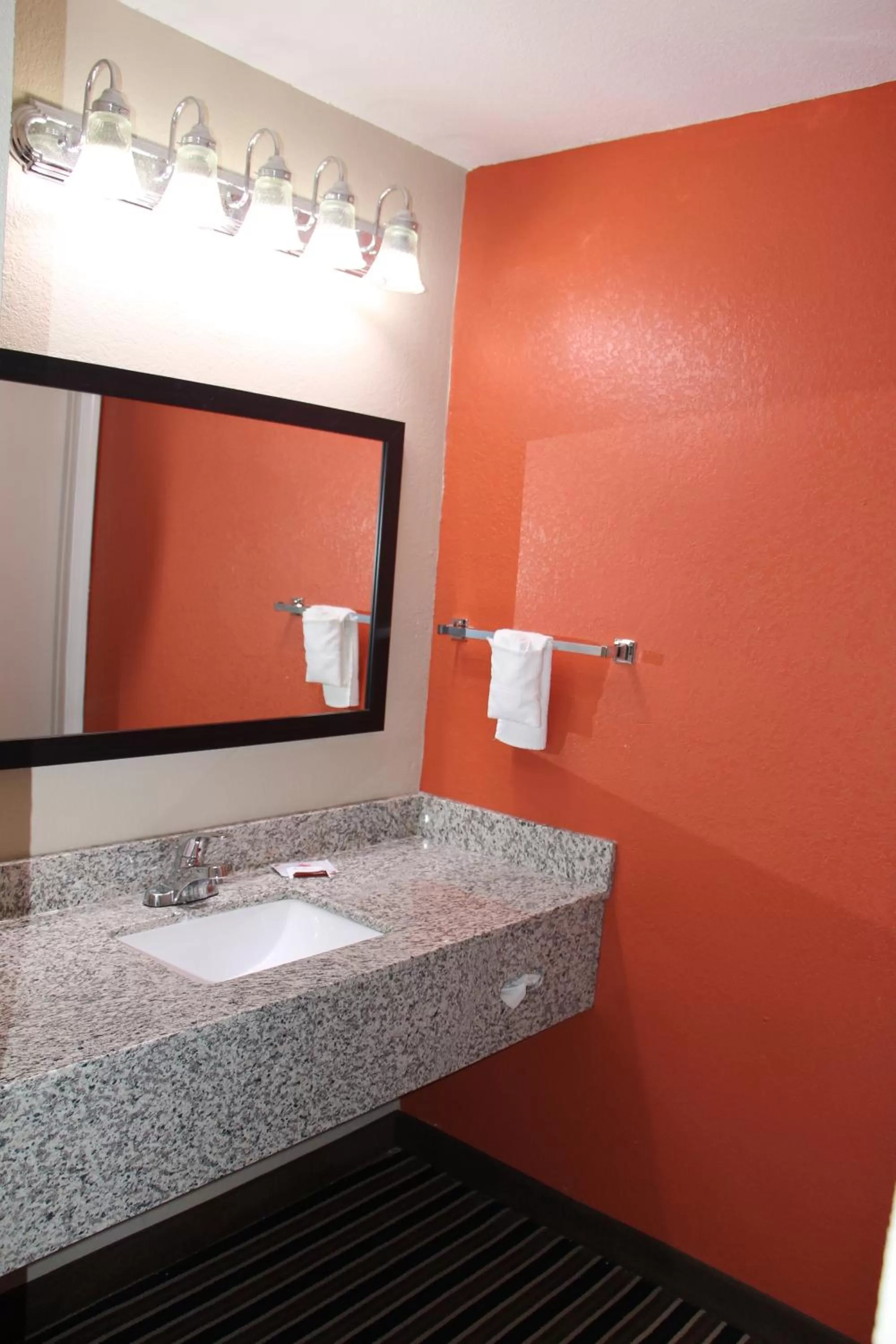 Coffee/tea facilities in Westbridge Inn & Suites