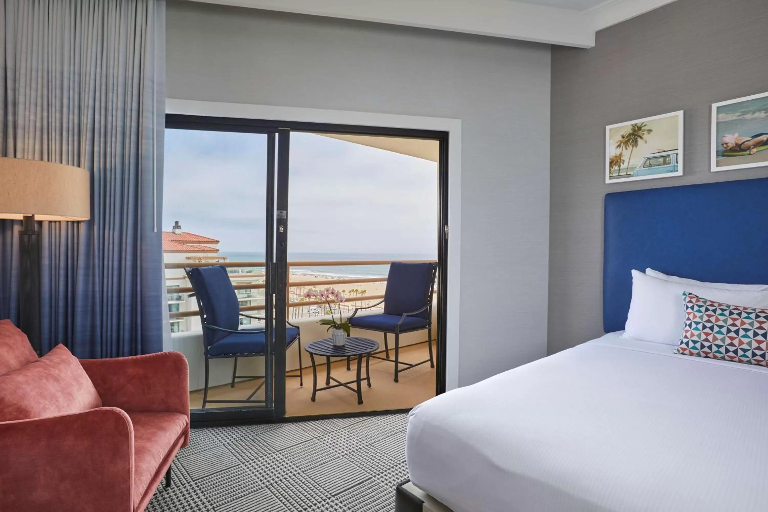 Living room, Bed in The Waterfront Beach Resort, A Hilton Hotel