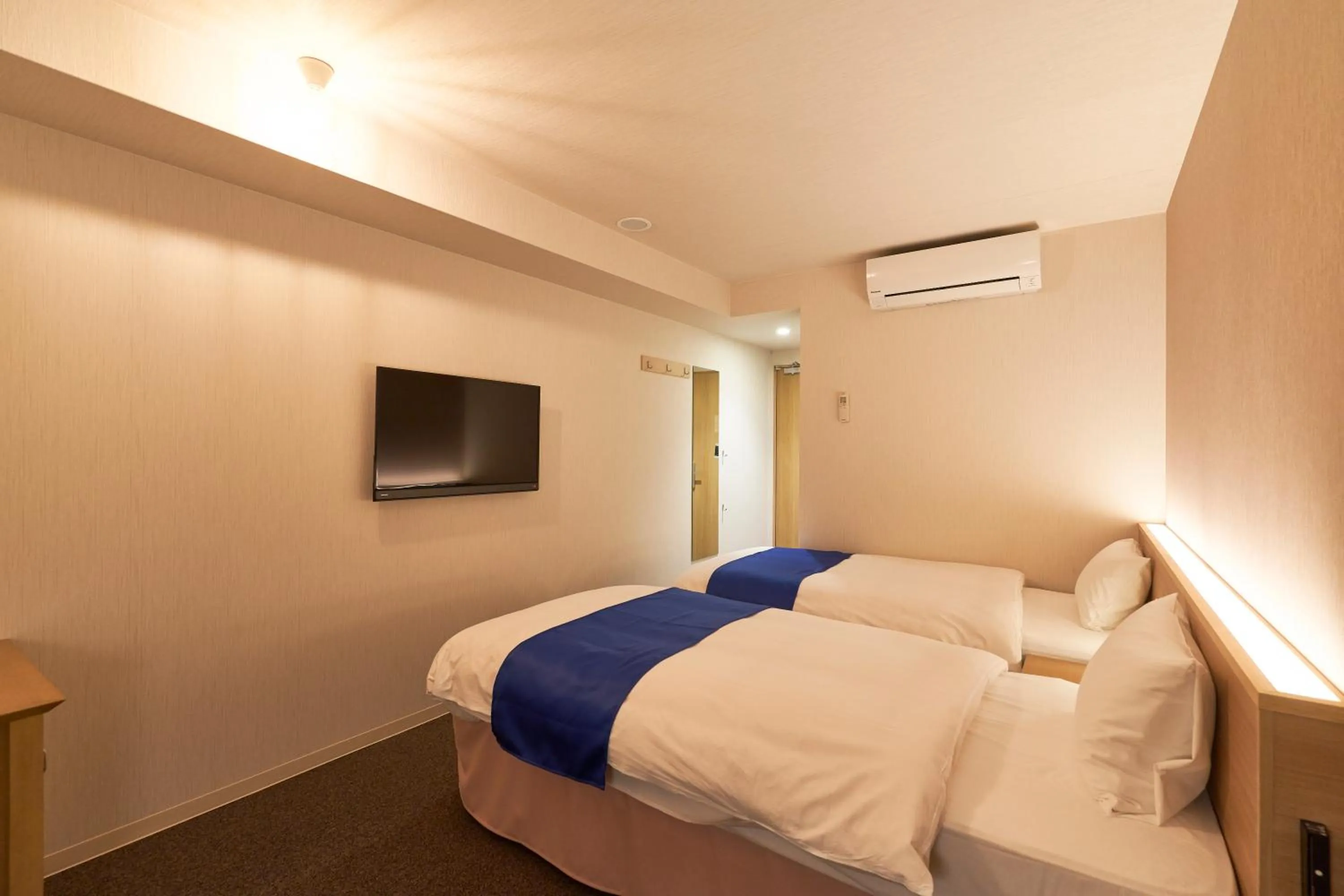 Photo of the whole room, Bed in Hotel Meriken Port Kobe Motomachi