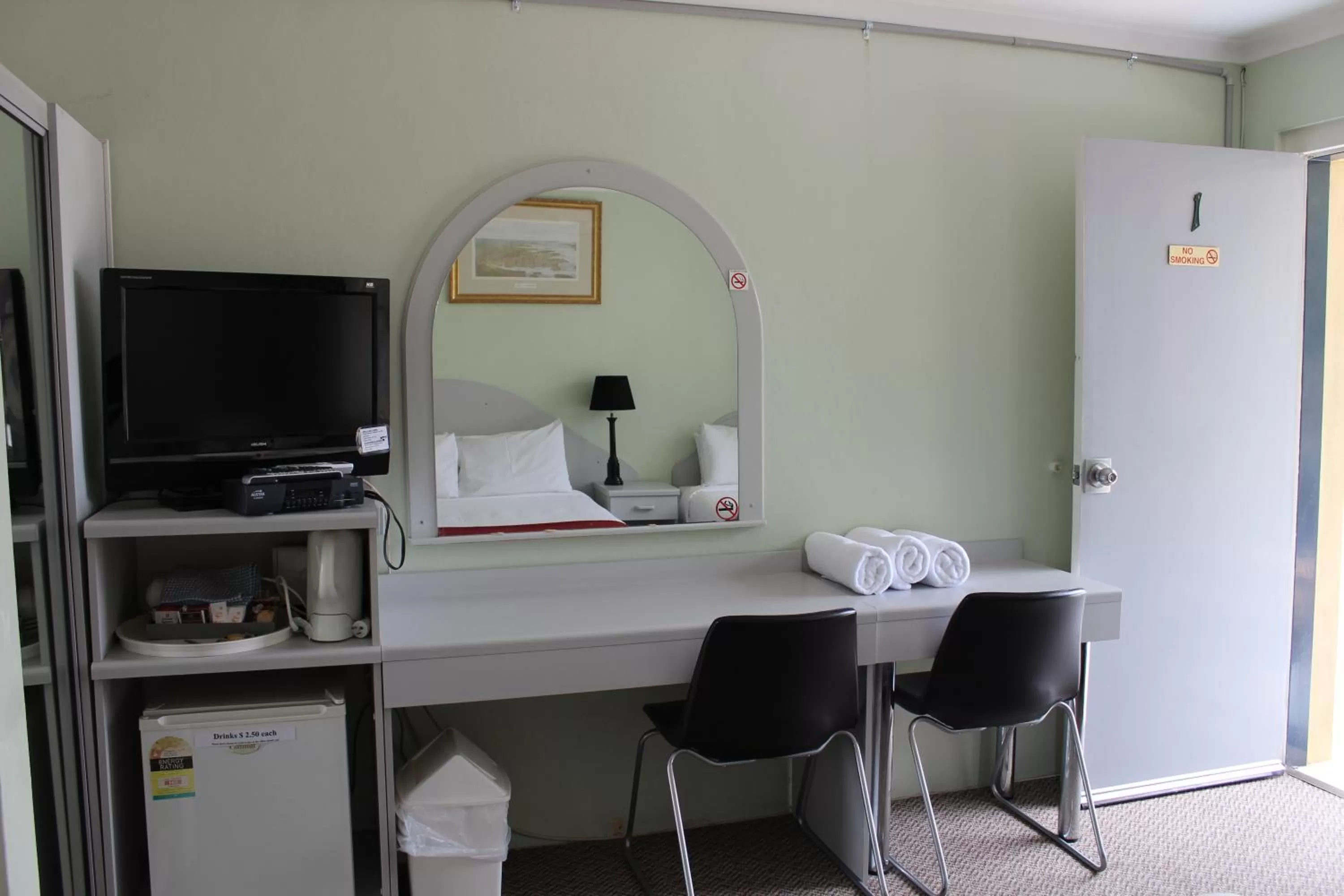 Bedroom in High Mountains Motor Inn