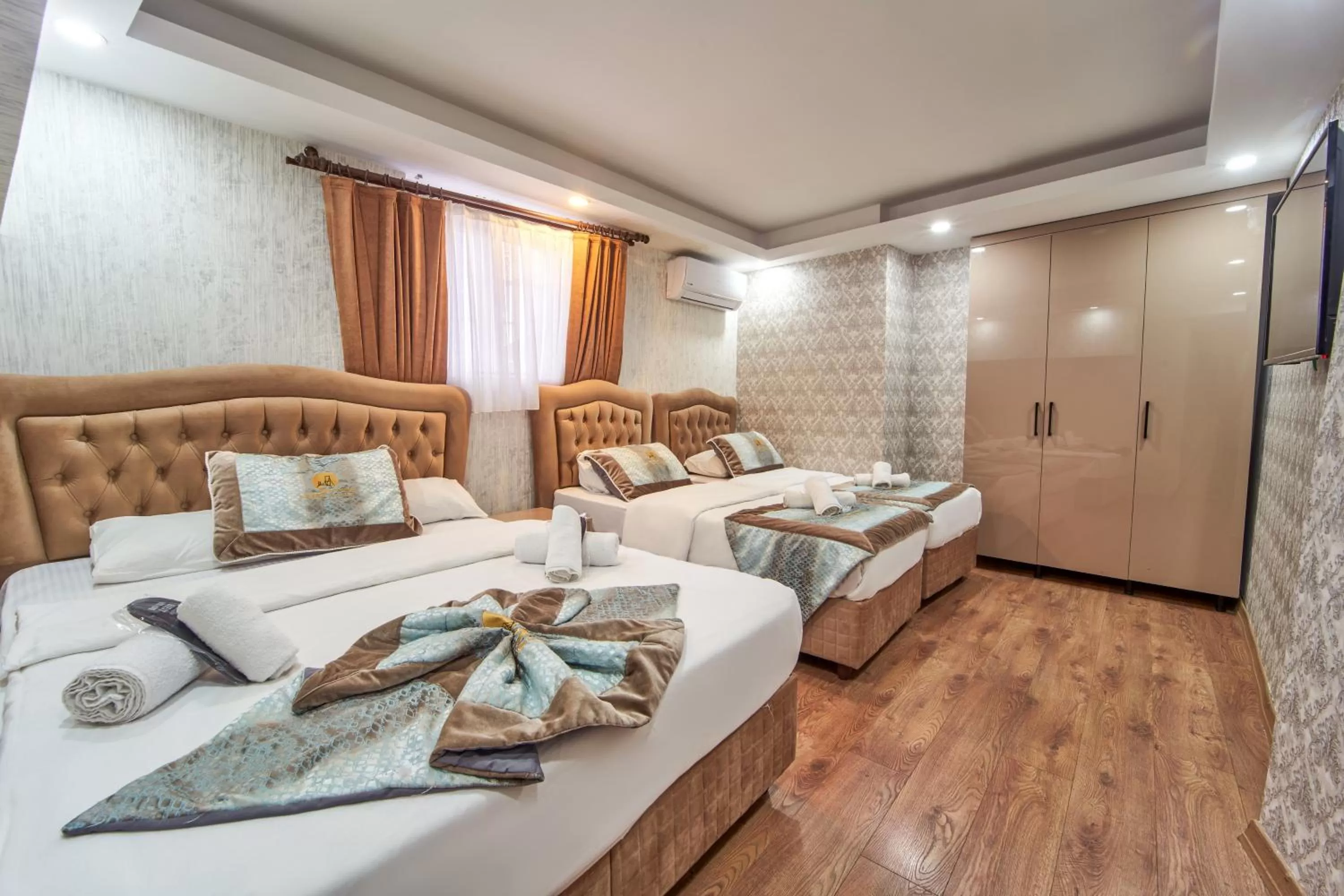 Photo of the whole room in Istanbul Sirkeci Hotel