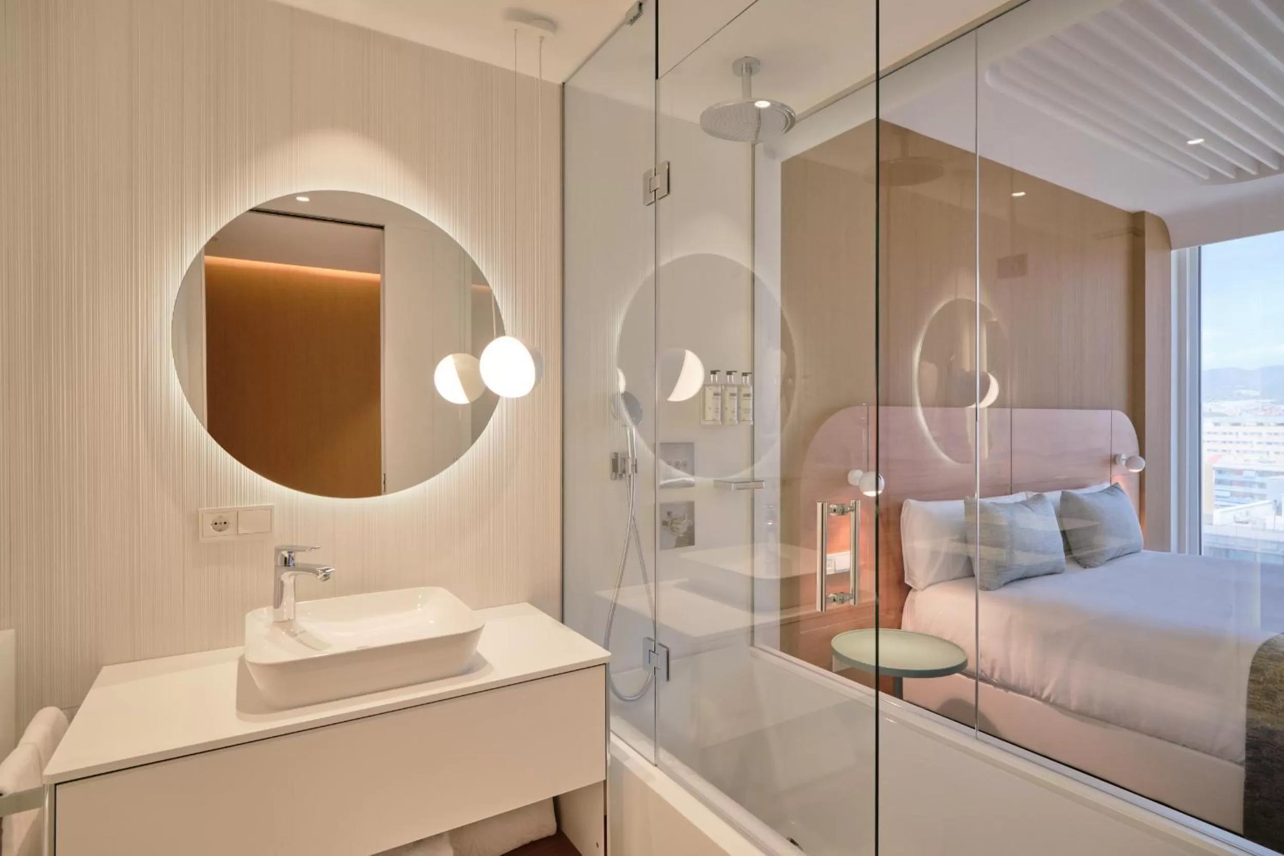Bathroom, Bed in Hotel Marina Badalona