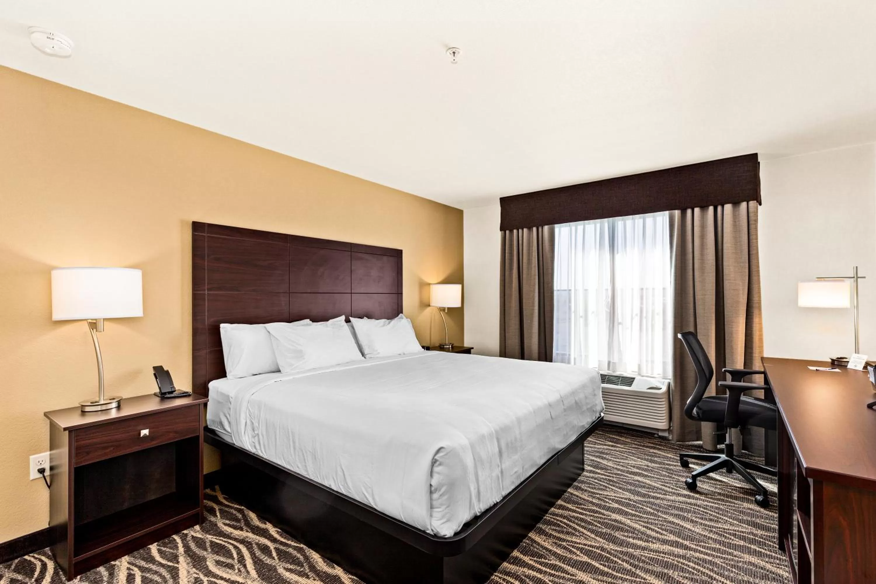 Bed in Cobblestone Hotel & Suites - Superior Duluth