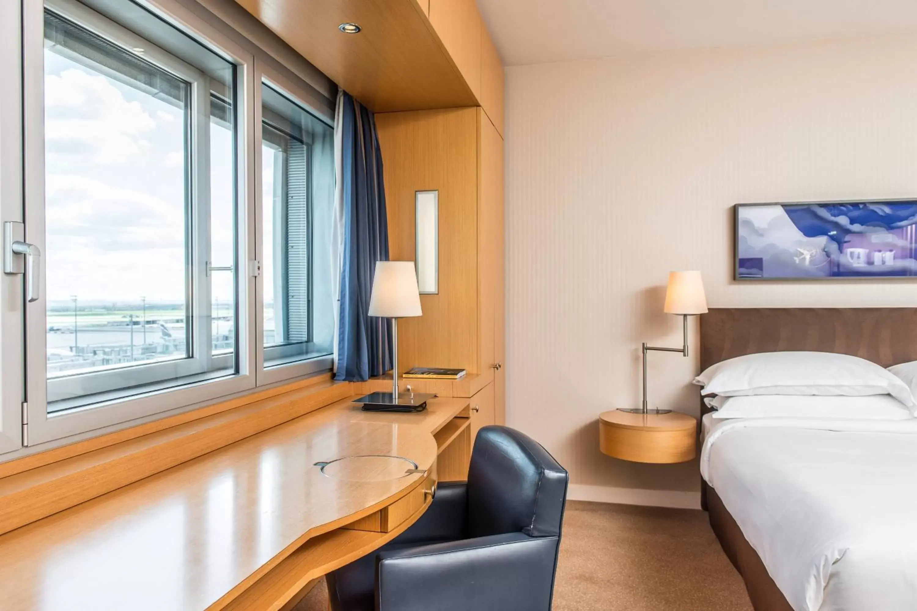 Club Twin Room with Executive Lounge Access in Sheraton Paris Charles de Gaulle Airport Hotel Club Twin Room with Executive Lounge Access in Sheraton Paris Charles de Gaulle Airport Hotel