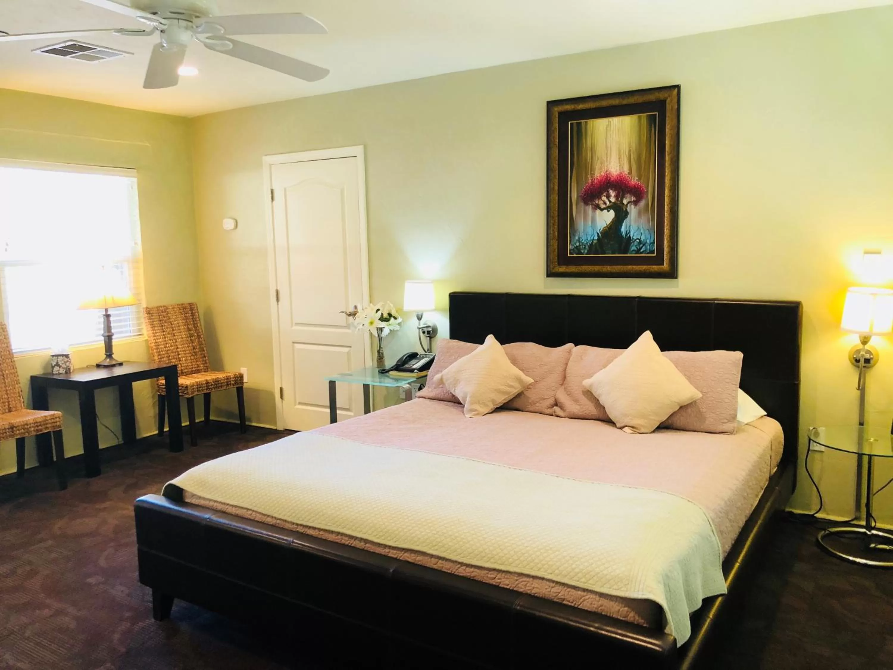 Bed in Queen's Inn By The River