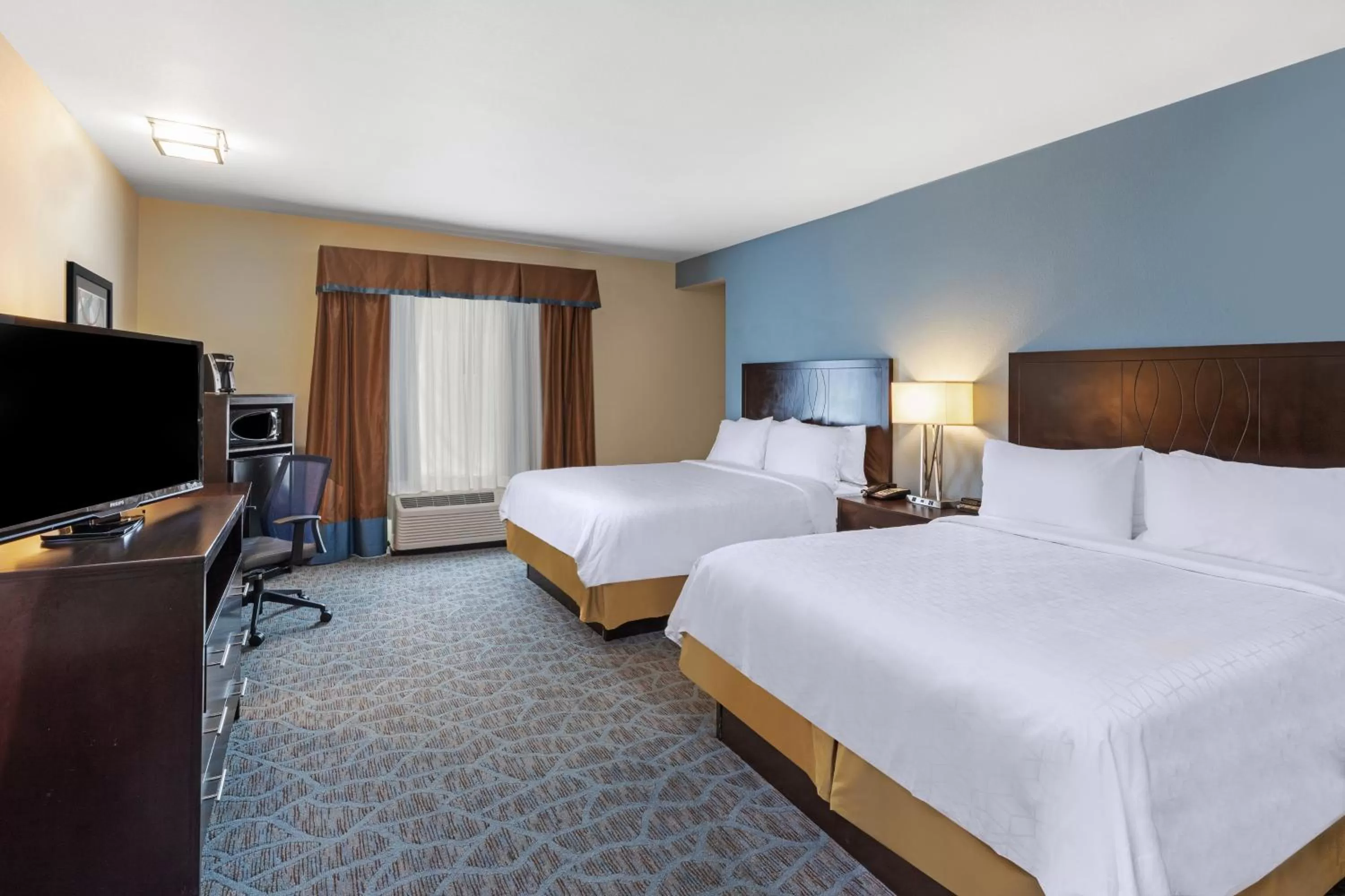 Photo of the whole room, Bed in Holiday Inn Express Hotel & Suites Floresville by IHG