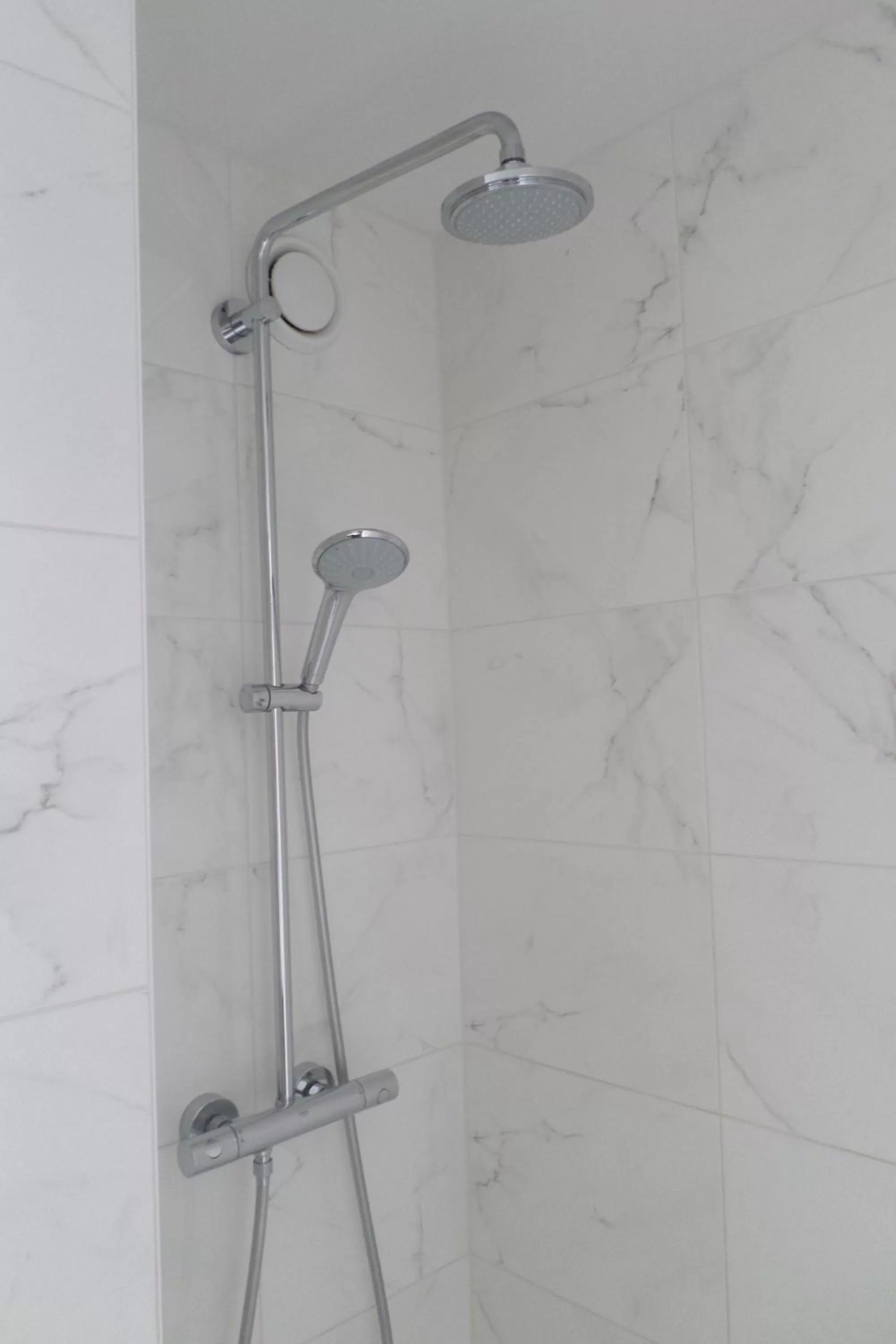 Shower in Hotel Parkview