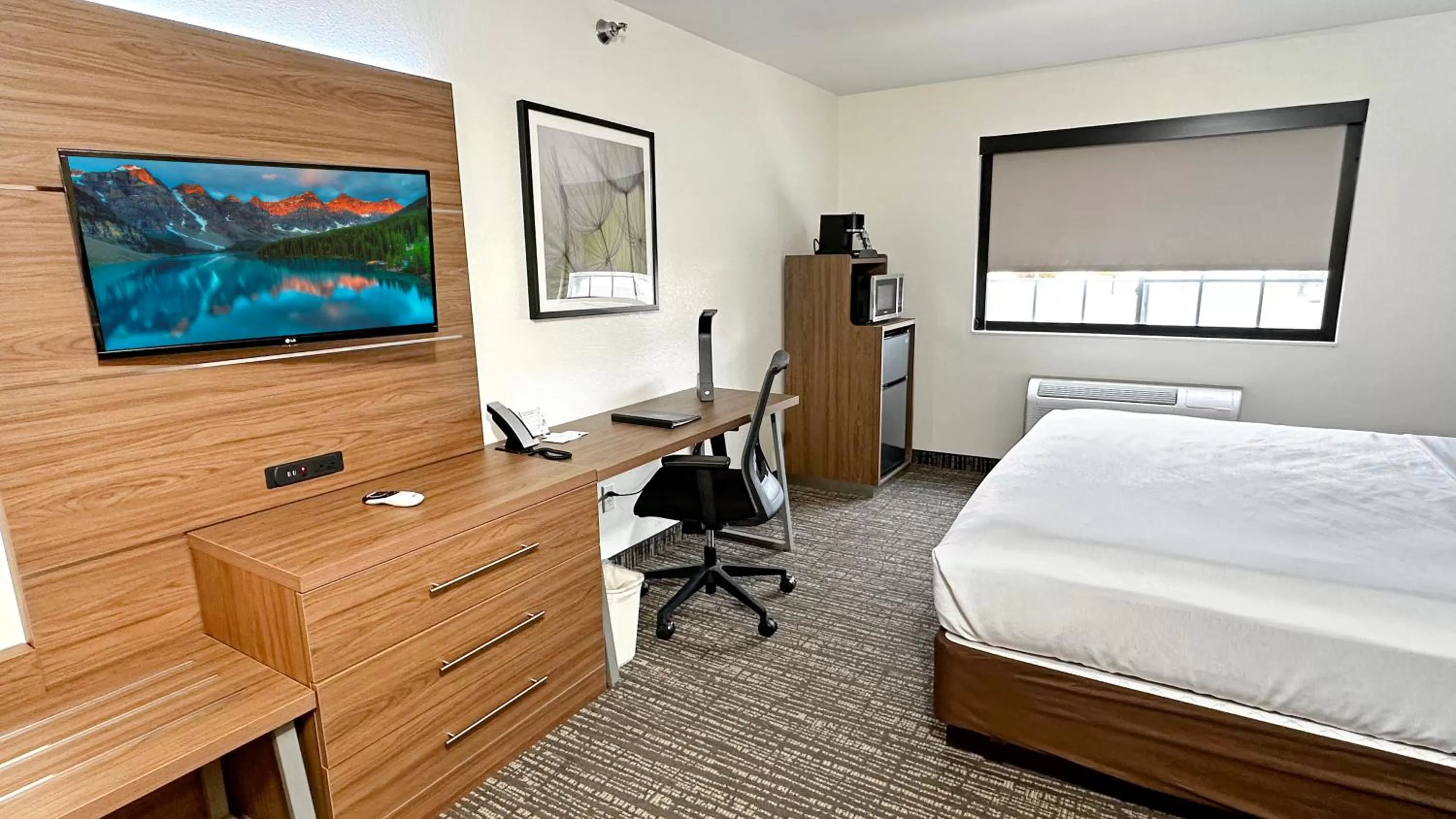 TV and multimedia, Bed in Estherville Hotel & Suites