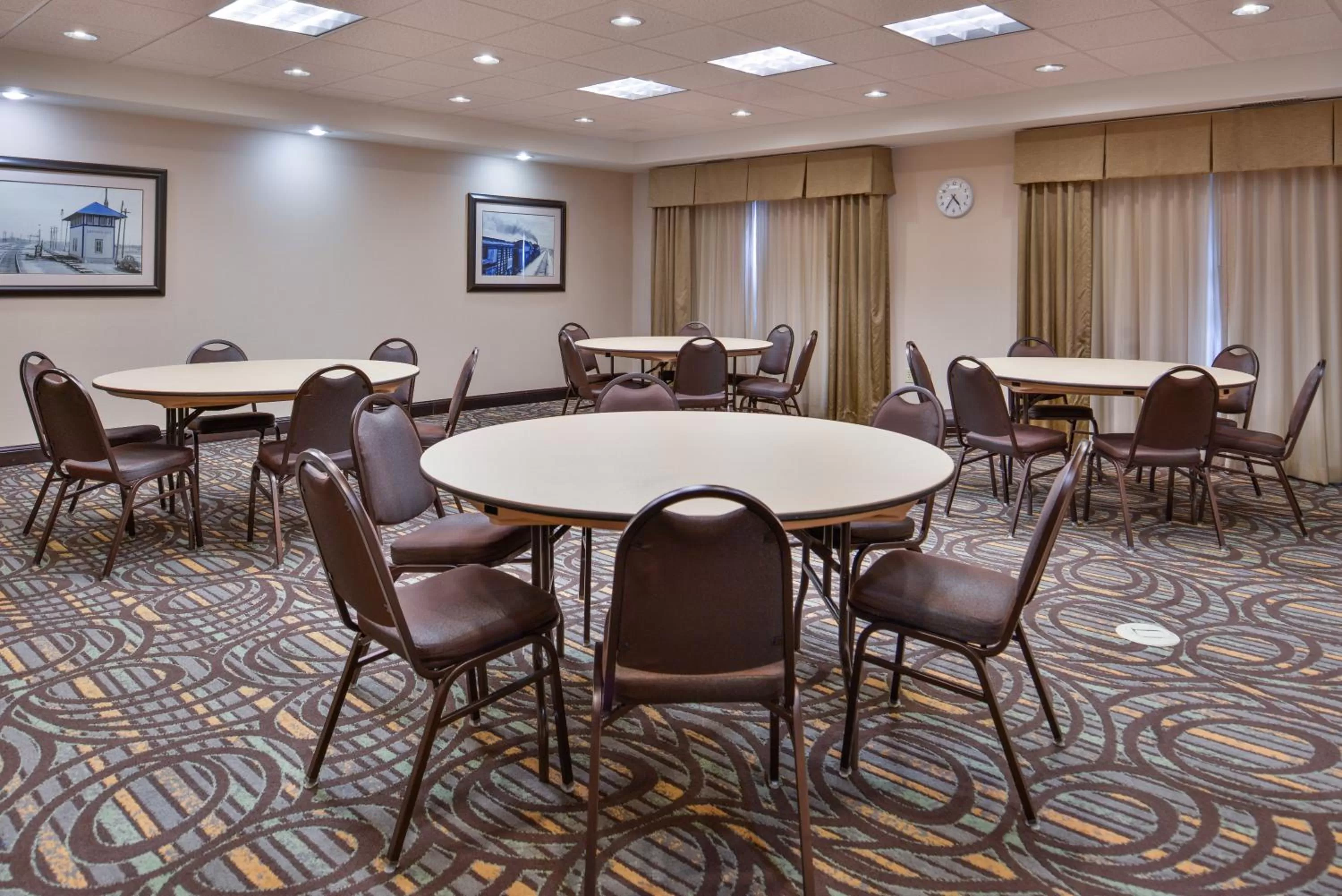 Meeting/conference room in Holiday Inn Express & Suites Emporia Northwest by IHG