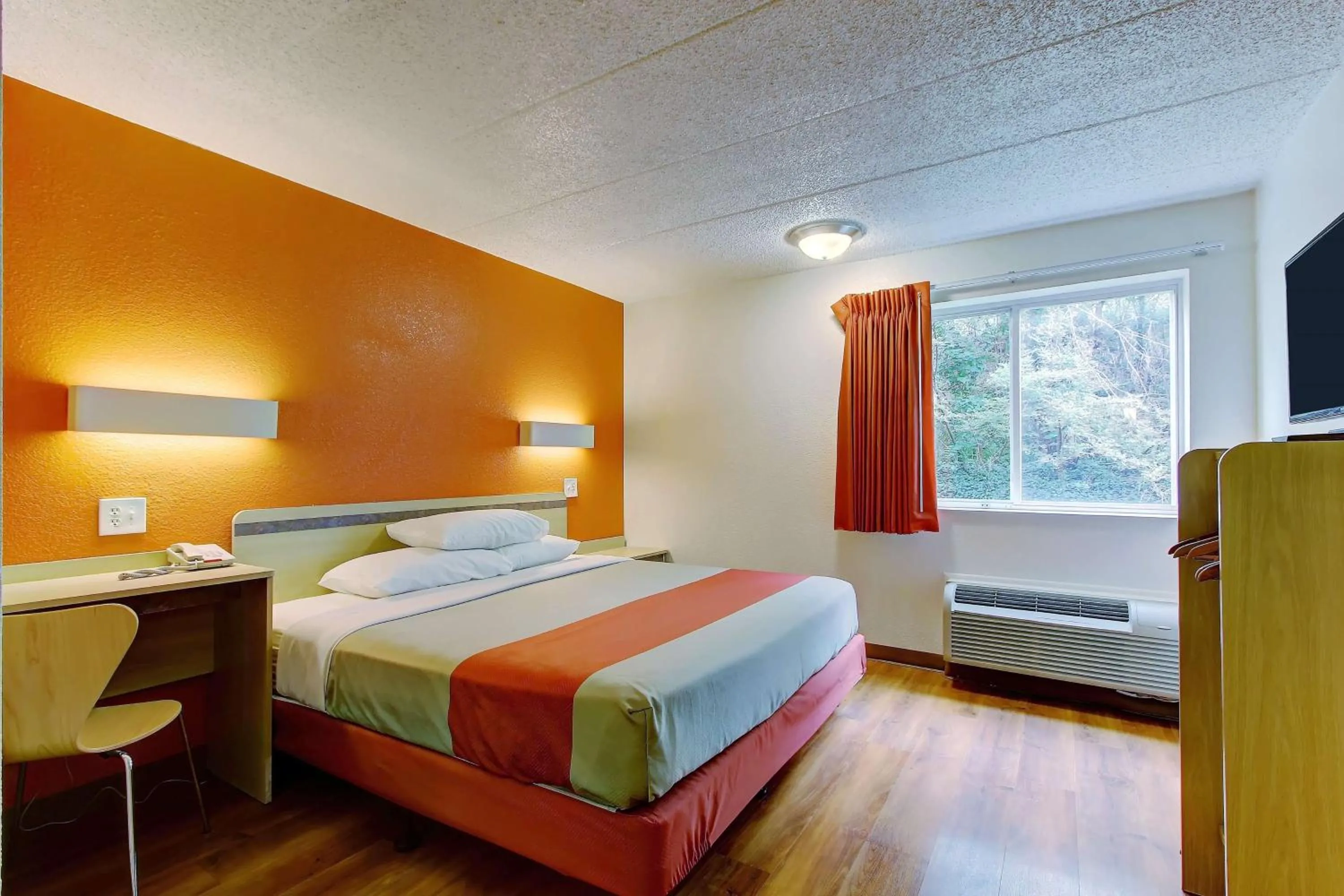 TV and multimedia, Bed in Motel 6-York, PA - North