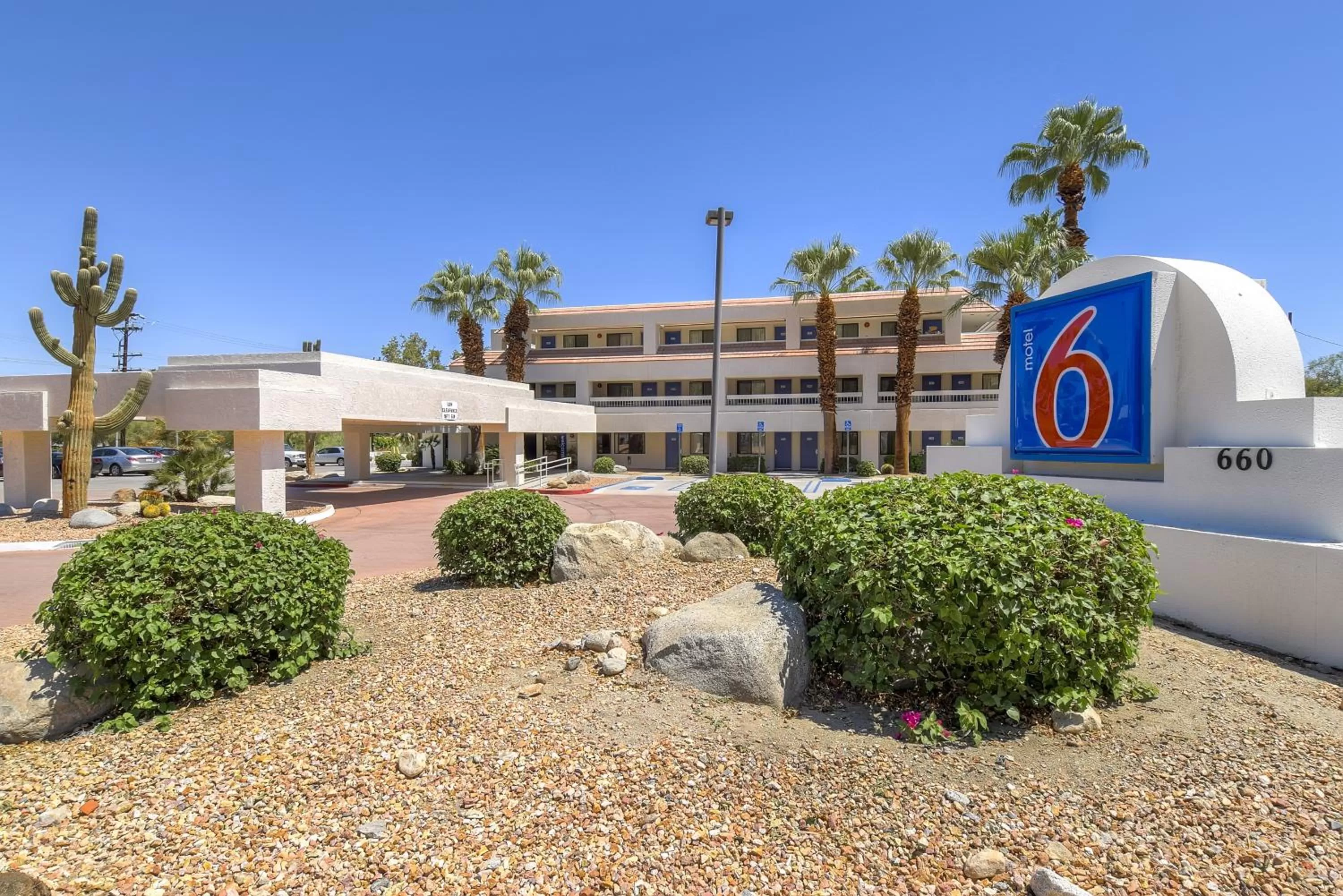 Facade/entrance in Motel 6-Palm Springs, CA - Downtown