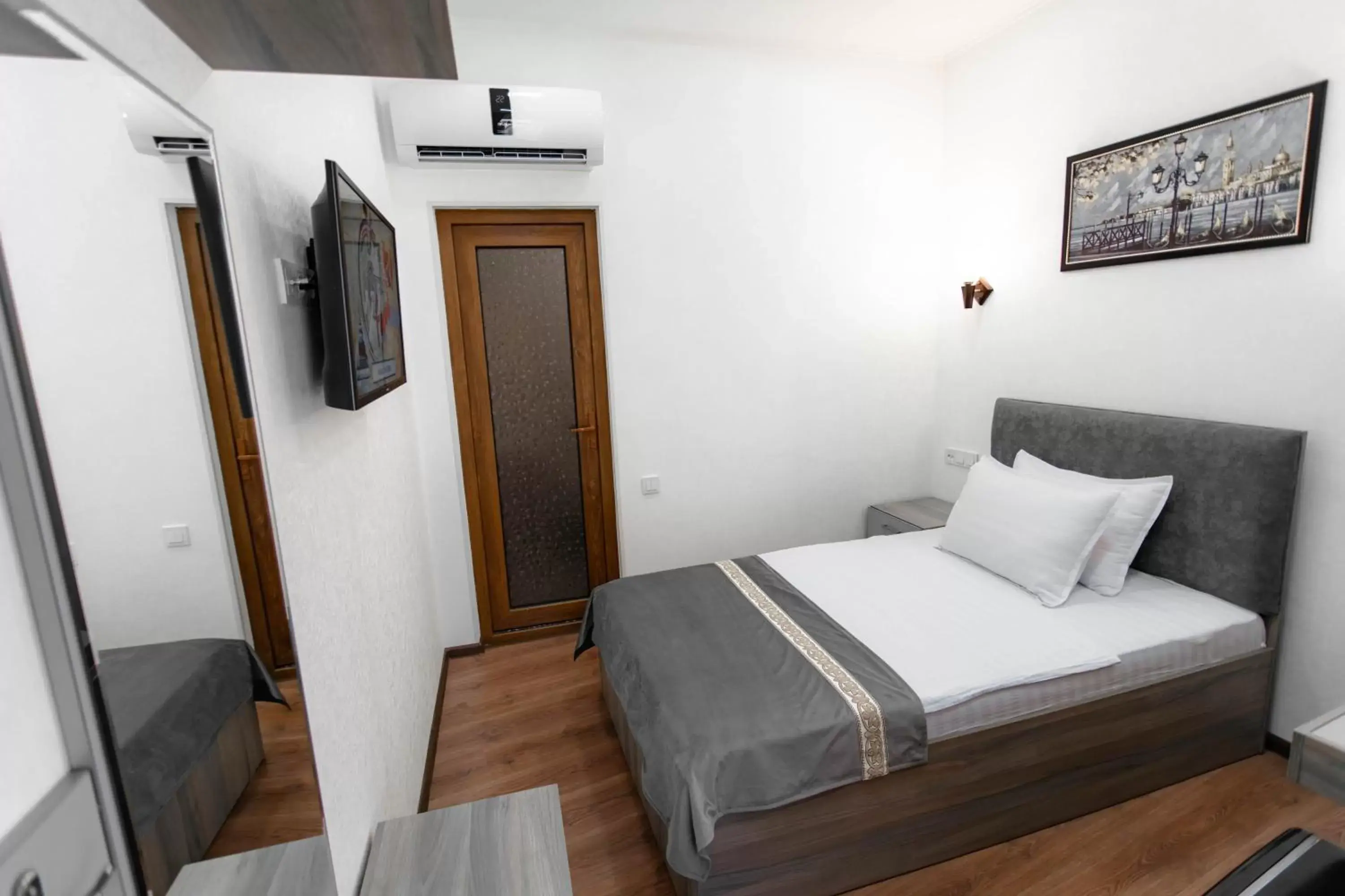 Standard Single Room - single occupancy in Registon Saroy Hotel Standard Single Room - single occupancy in Registon Saroy Hotel