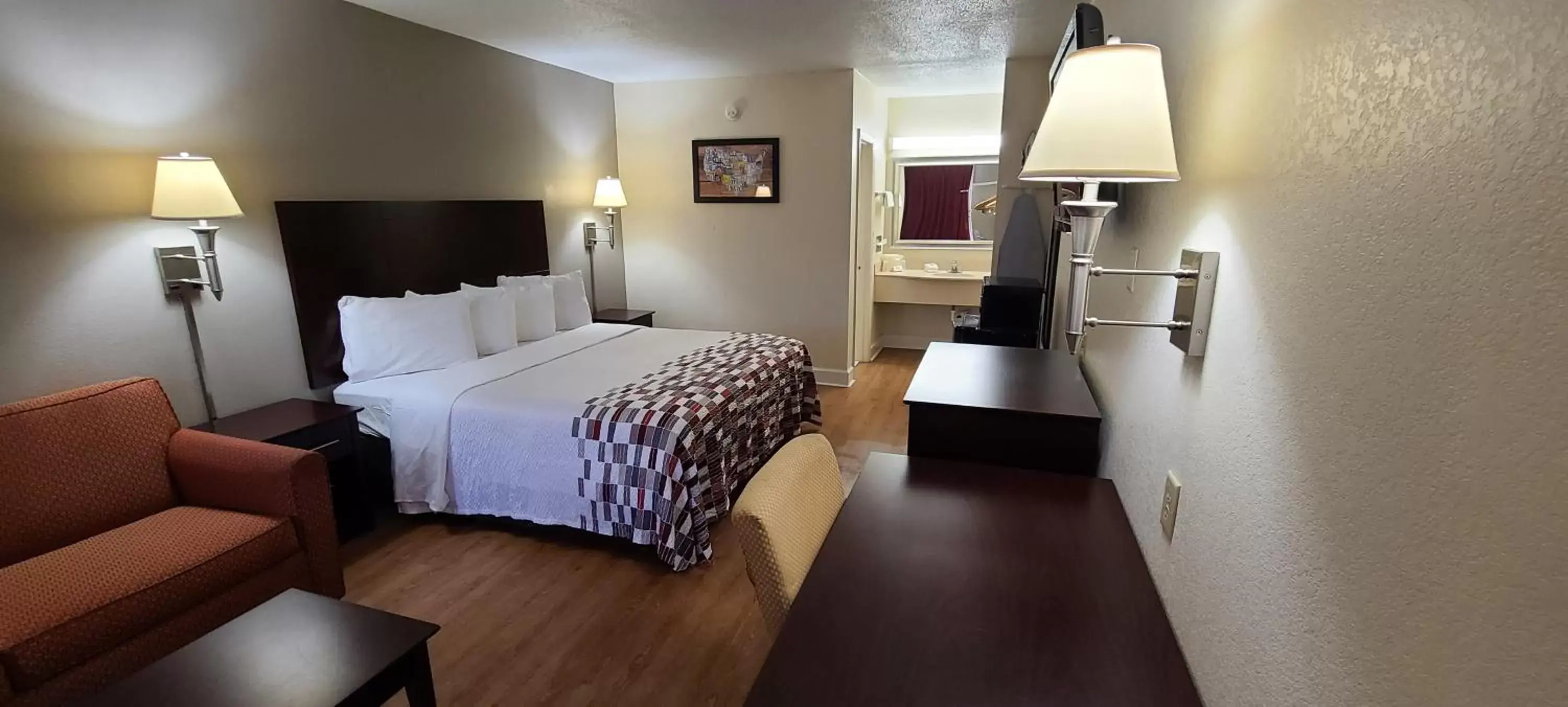 Superior King Room Non-Smoking in Red Roof Inn Tifton Superior King Room Non-Smoking in Red Roof Inn Tifton