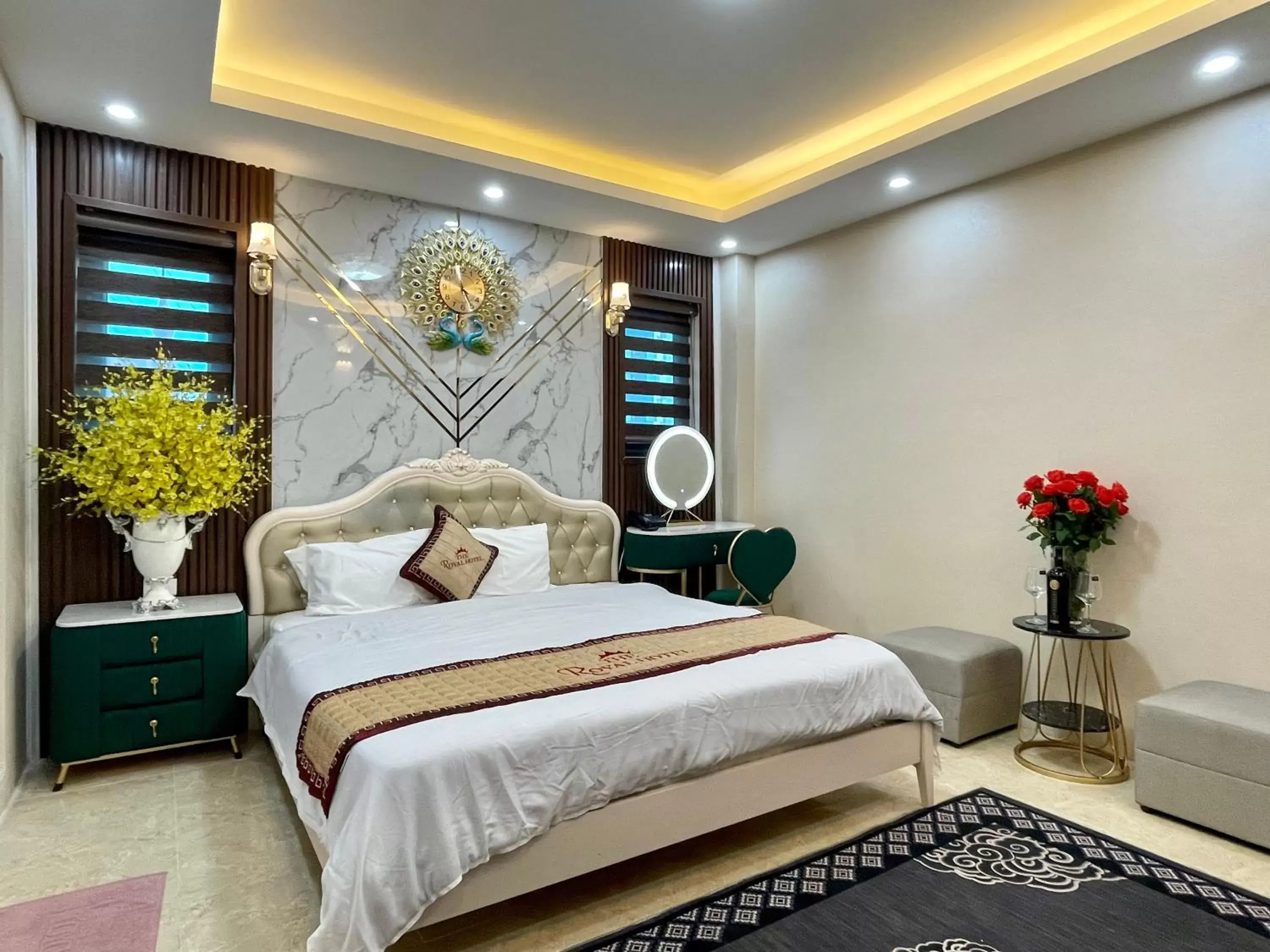 Deluxe Queen Room in The Royal Hotel Near West Lake Deluxe Queen Room in The Royal Hotel Near West Lake