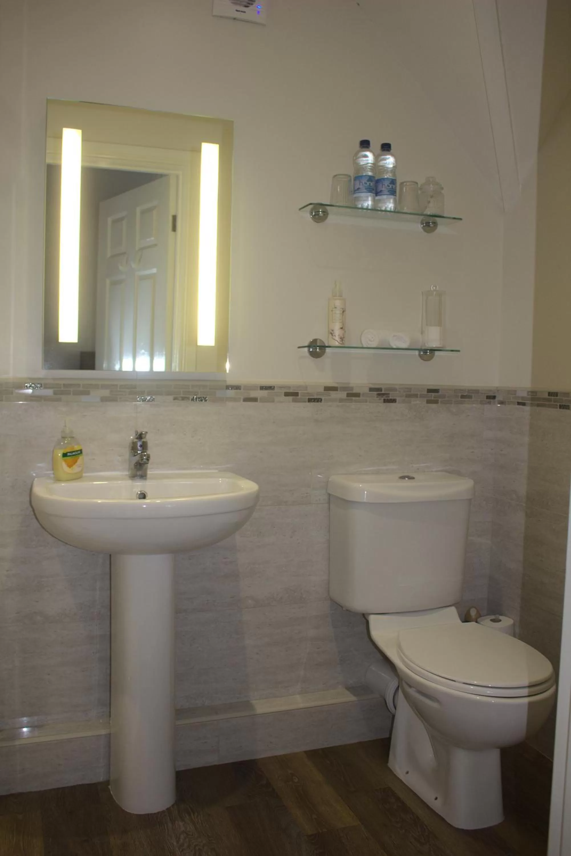 Bathroom in Westwood Lodge B & B Boston